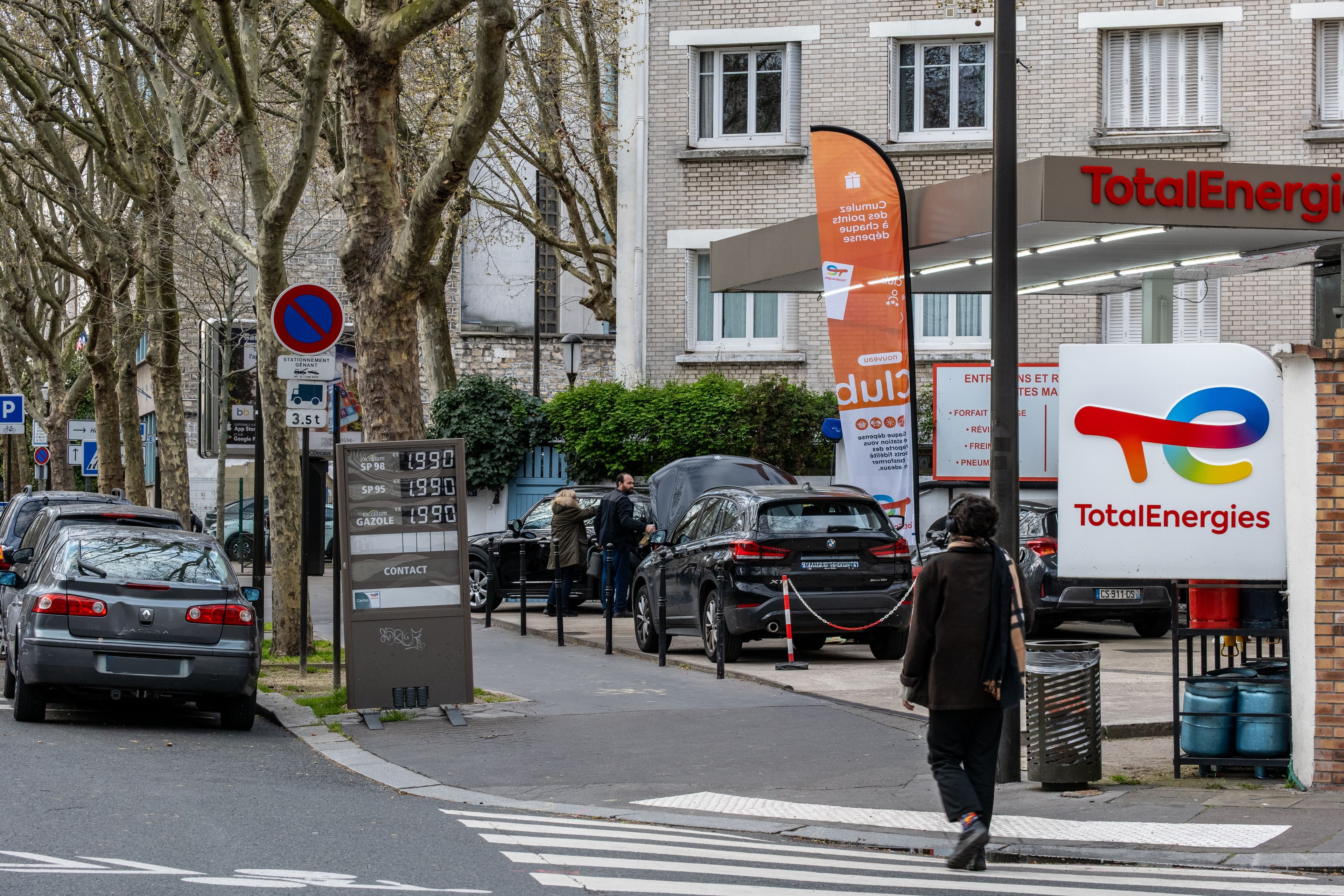 Entrée d'une station-service  TotalEnergies dans Paris.