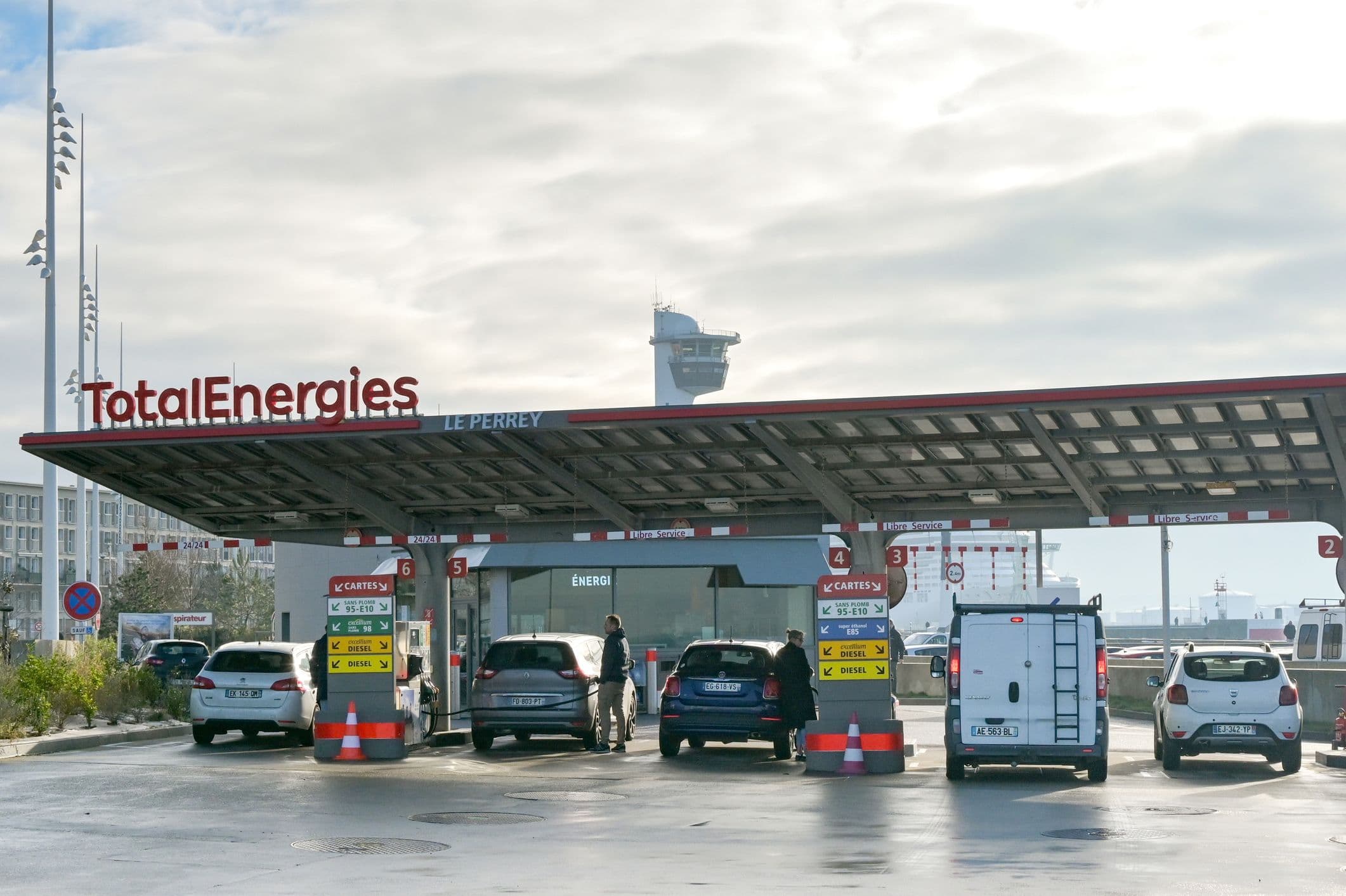 Des véhicules arrêtés à une station-service TotalEnergies.