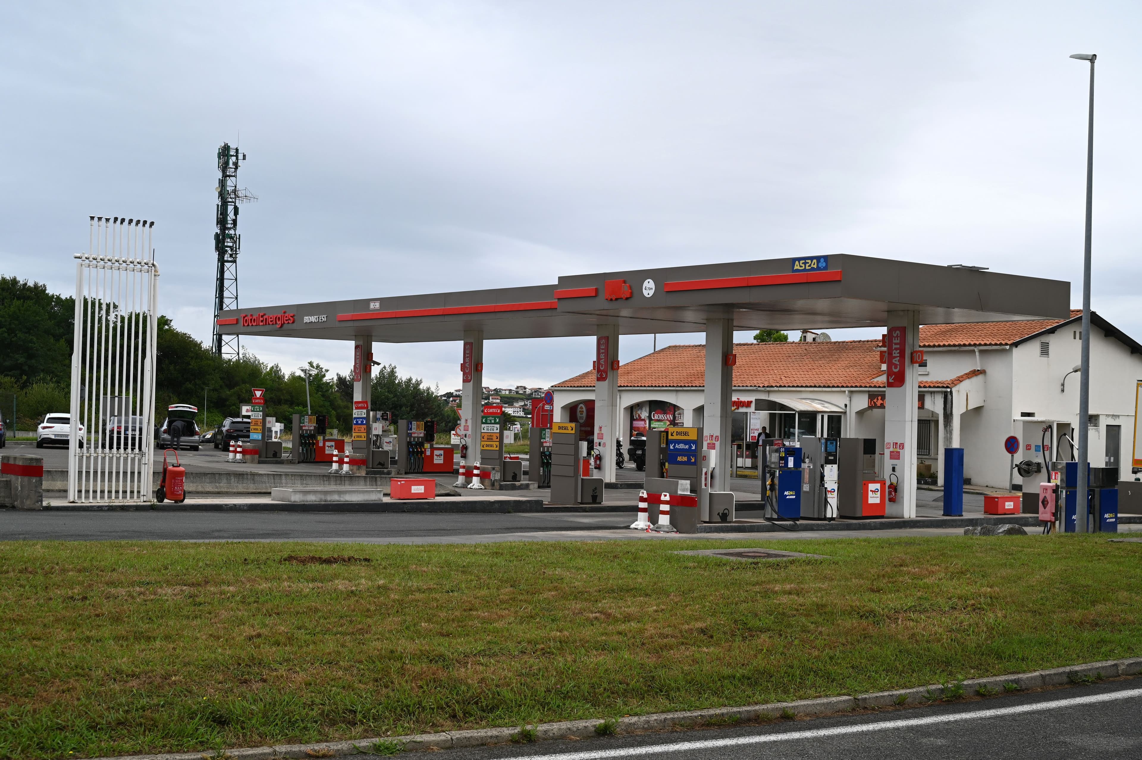 Une station-service sur l'autoroute.