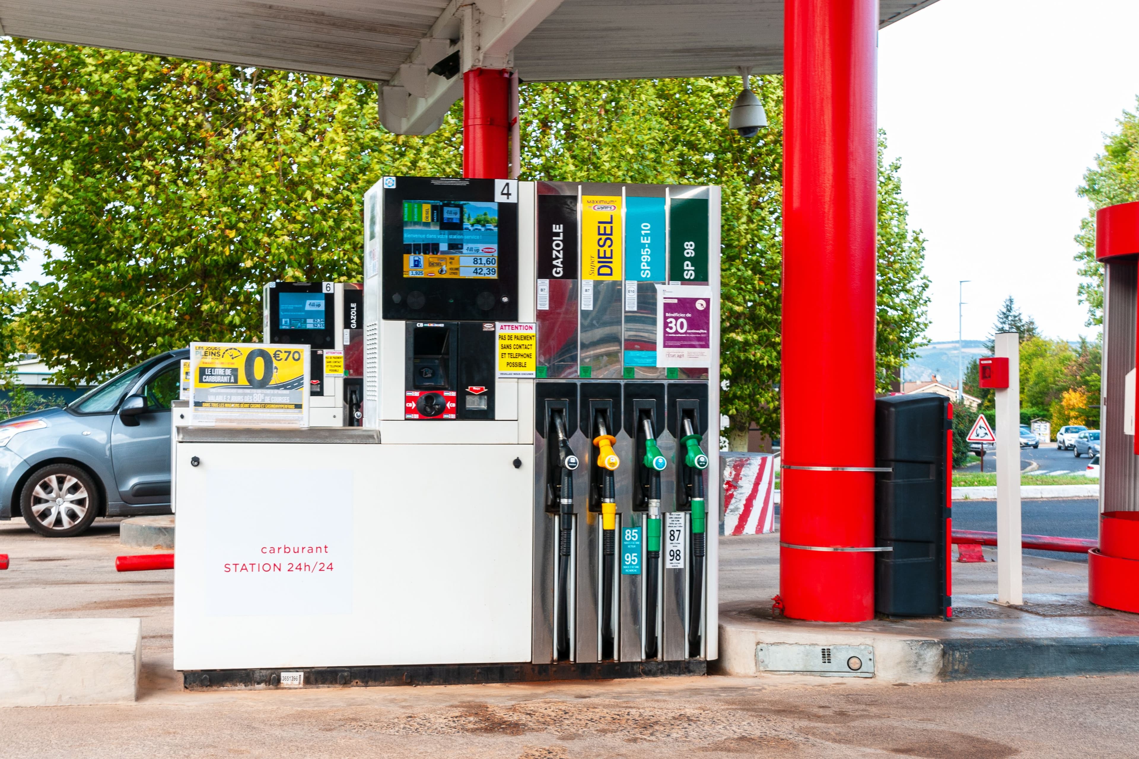 Station-service en France avec une image de pompe à essence.