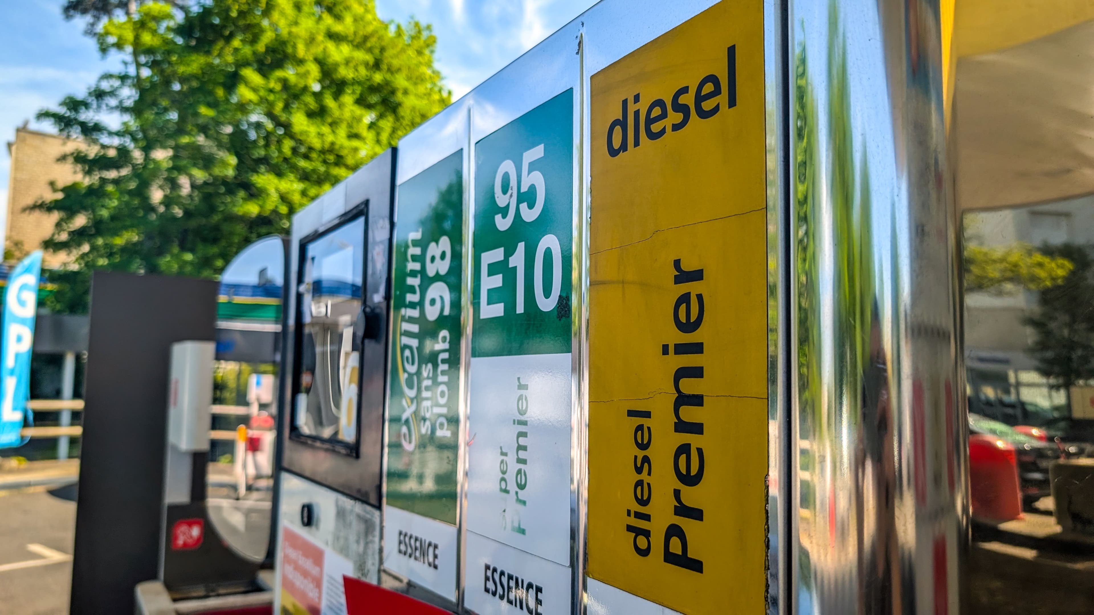 Totem des carburants dans une station-service.