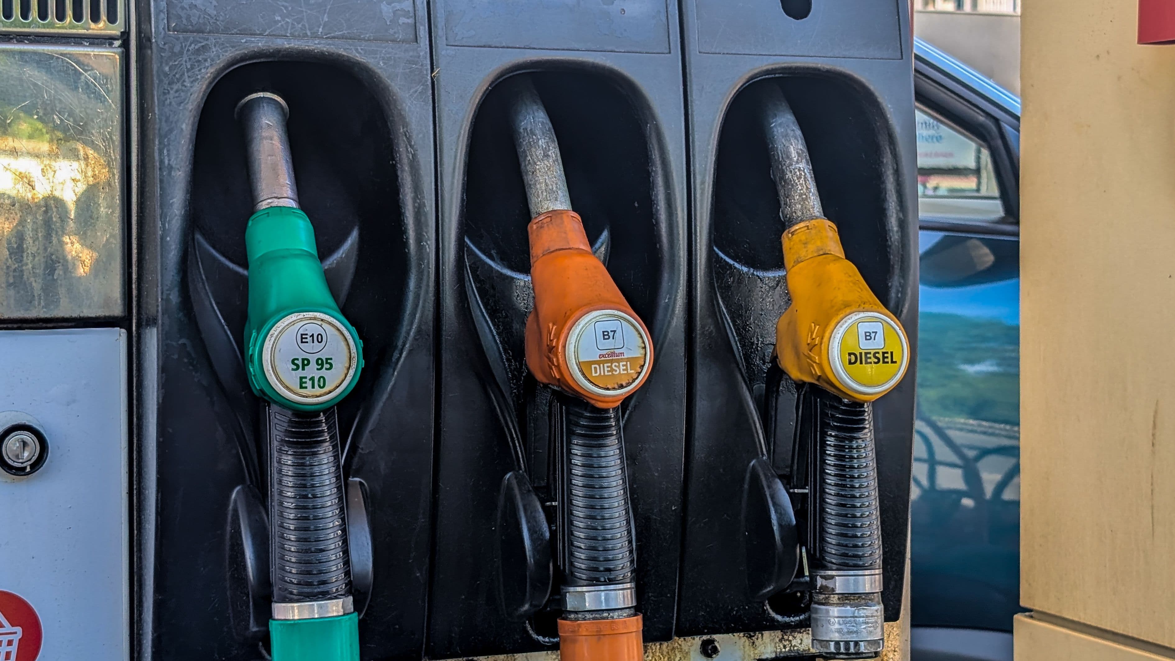 Trois pompes à essence dans une station-service.