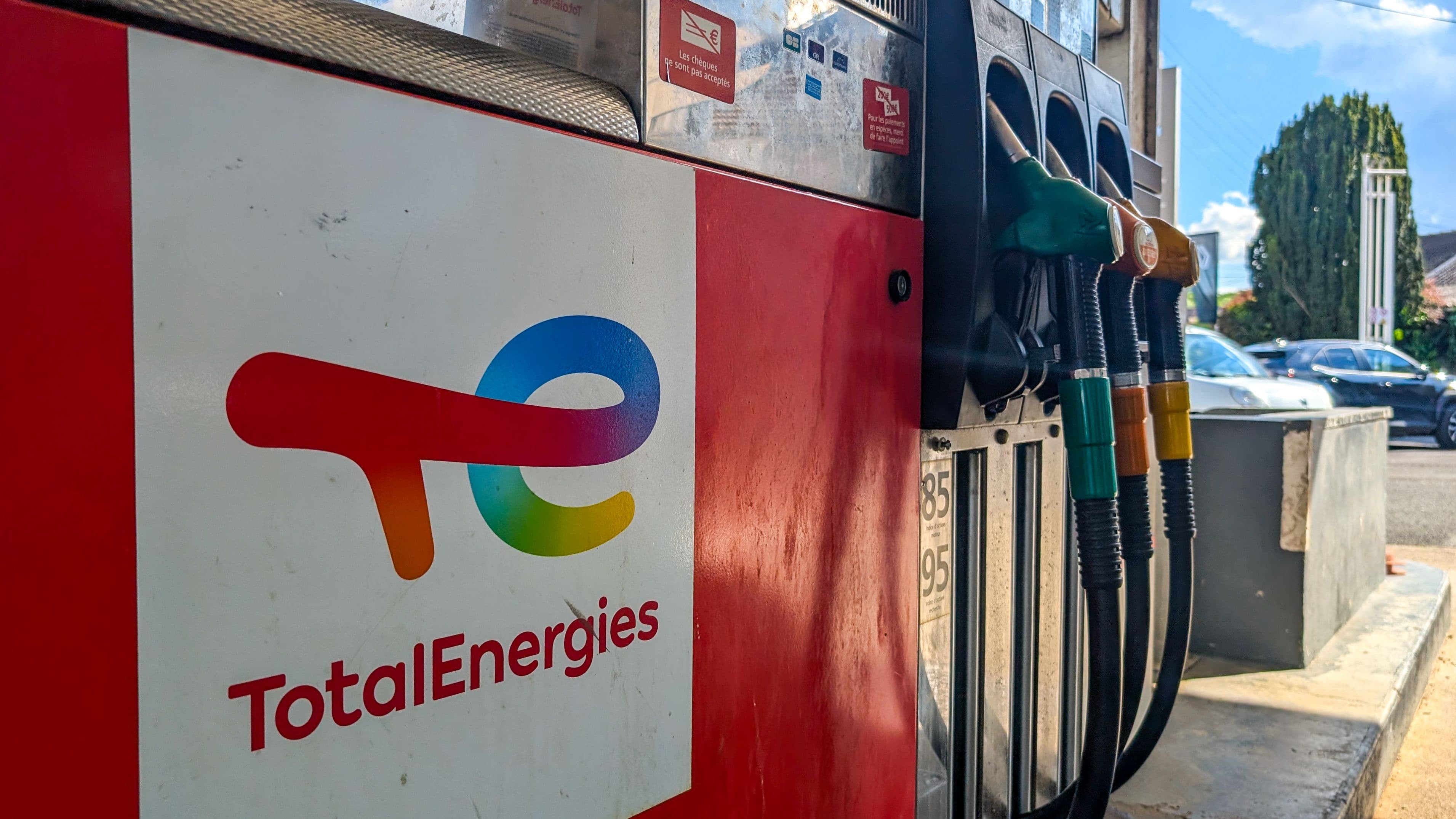 Un totem dans une station-service TotalEnergies.