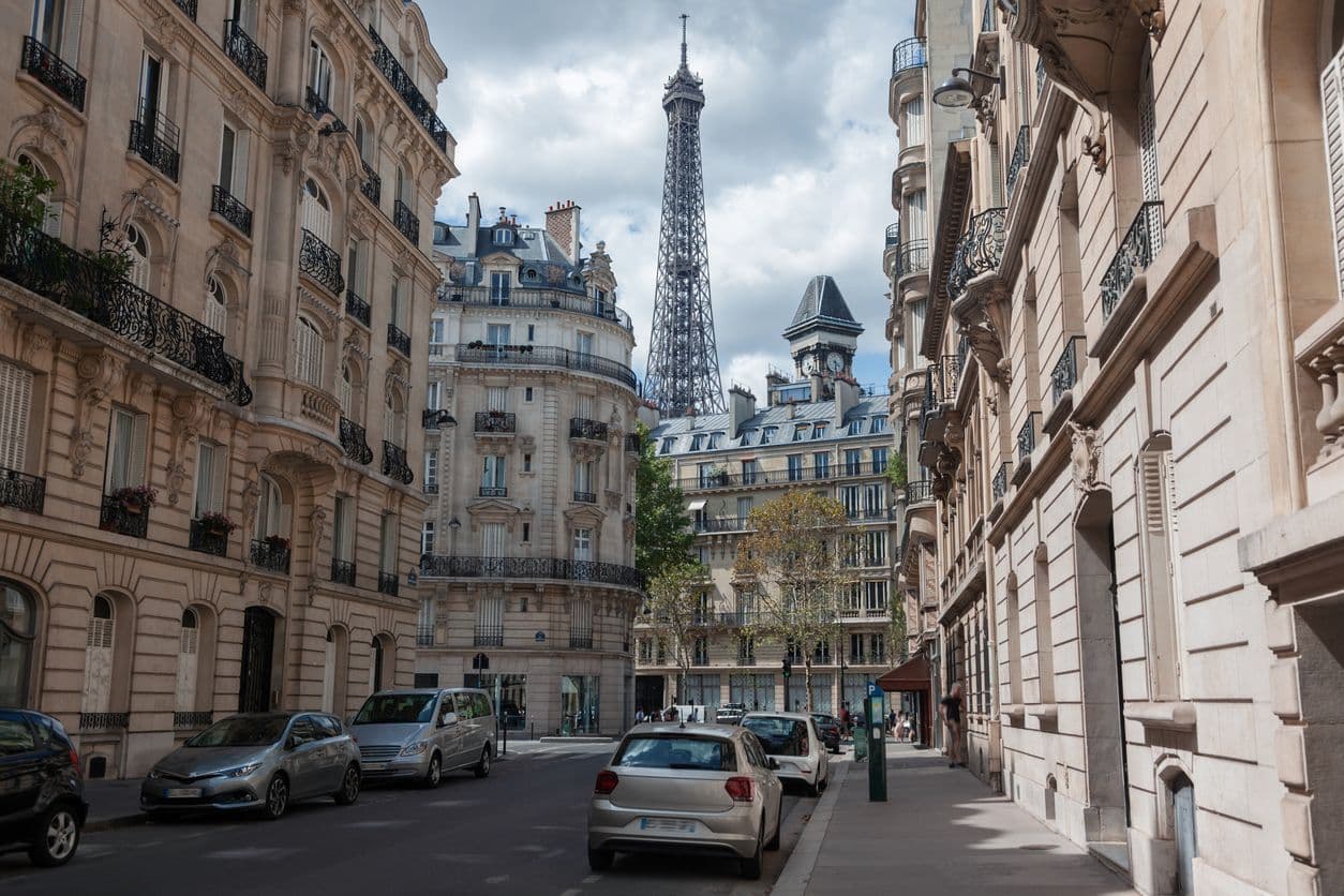 Plusieurs véhicules garés à proximité de la Tour Eiffel à Paris.