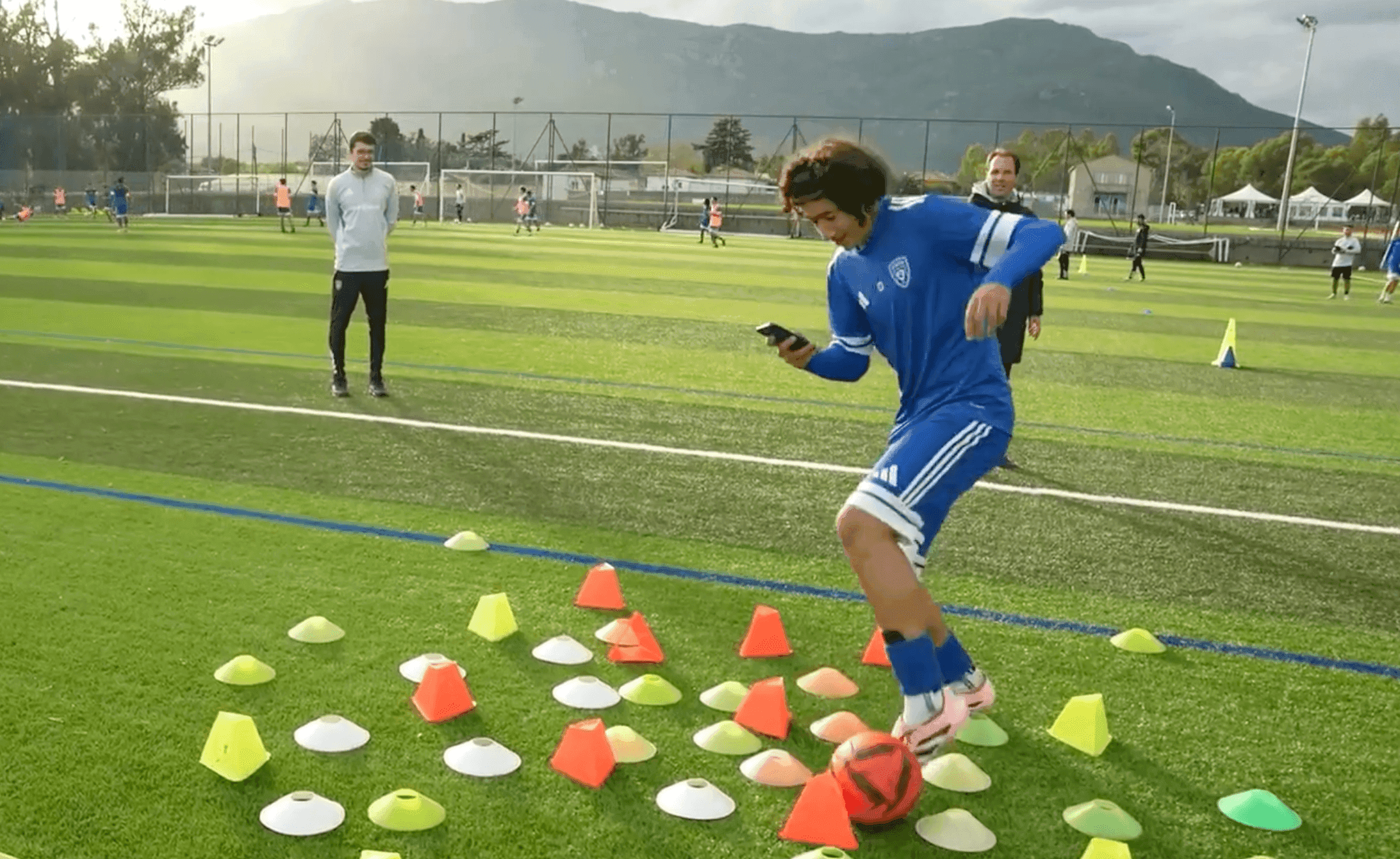 Romain Poirot sensibilise les jeunes sur les dangers du téléphone au volant, dans le milieu du football et au-delà. ©StefCares