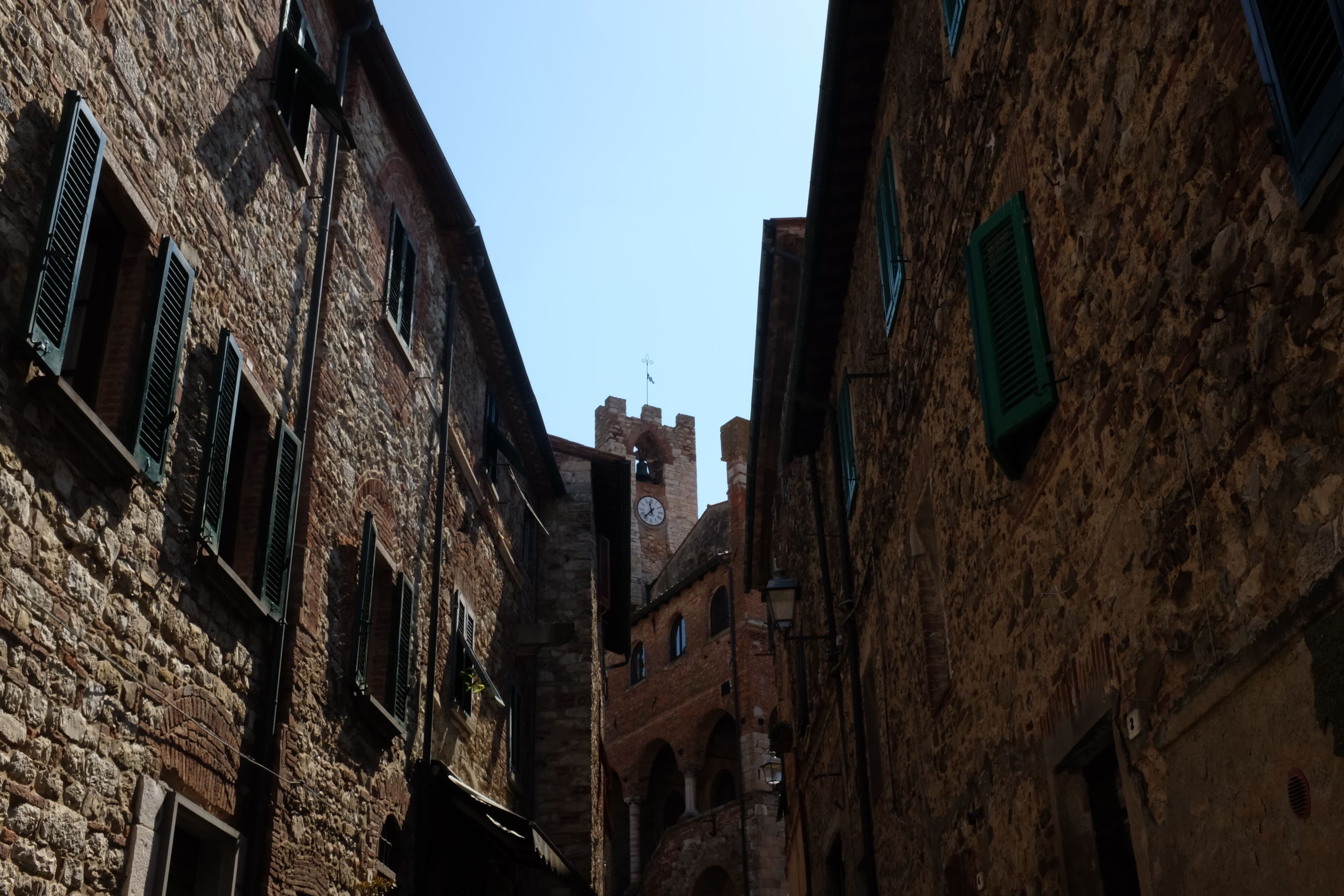 Les ruelles de Suvereto chargées d'histoire © Roole