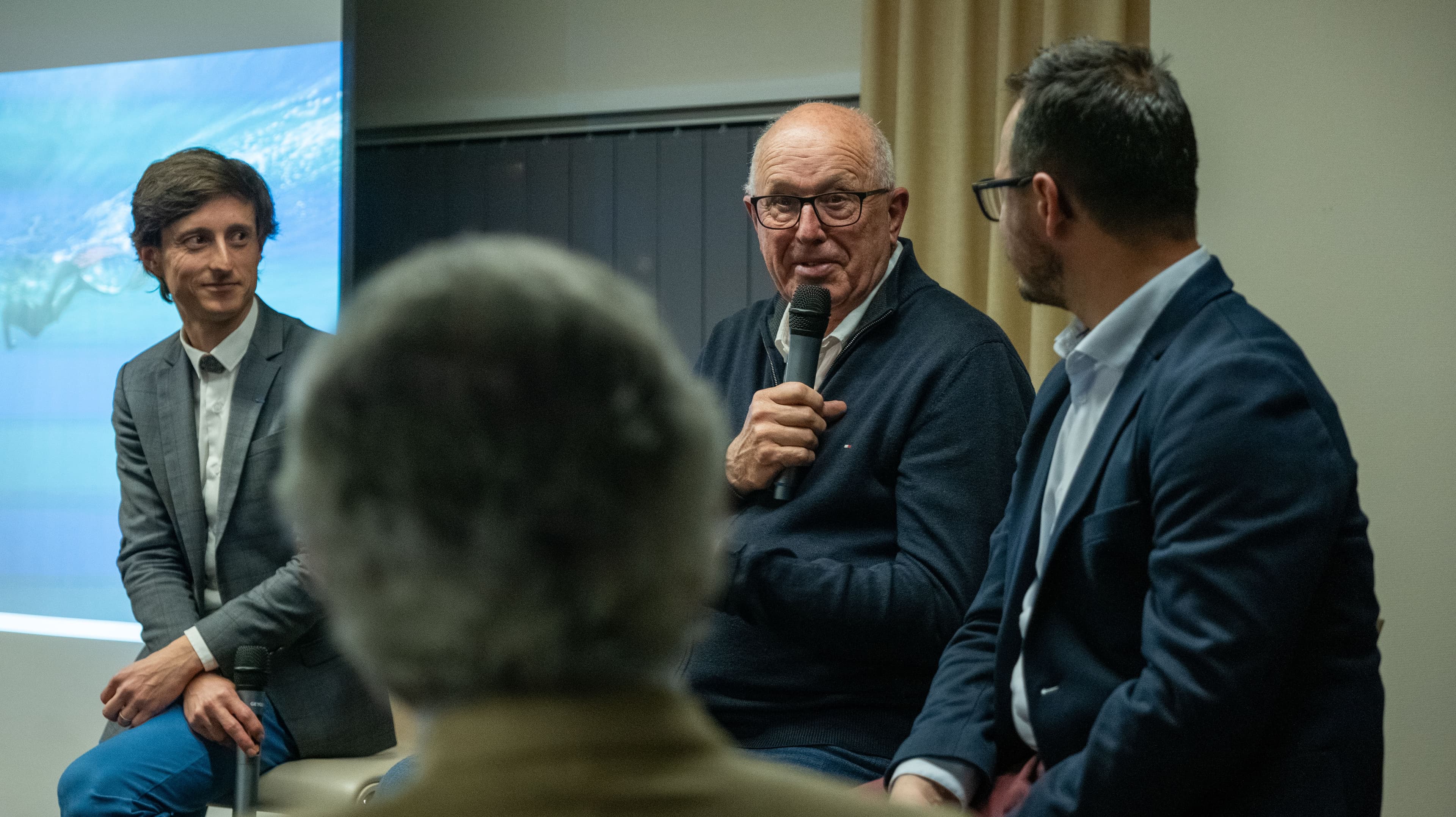 Thomas Matagne (à gauche) et Serge Hiet (au micro) ont répondu aux interrogations des automobilistes et exposé leur point de vue sur le futur de la mobilité dans le Grand Reims. ©Roole