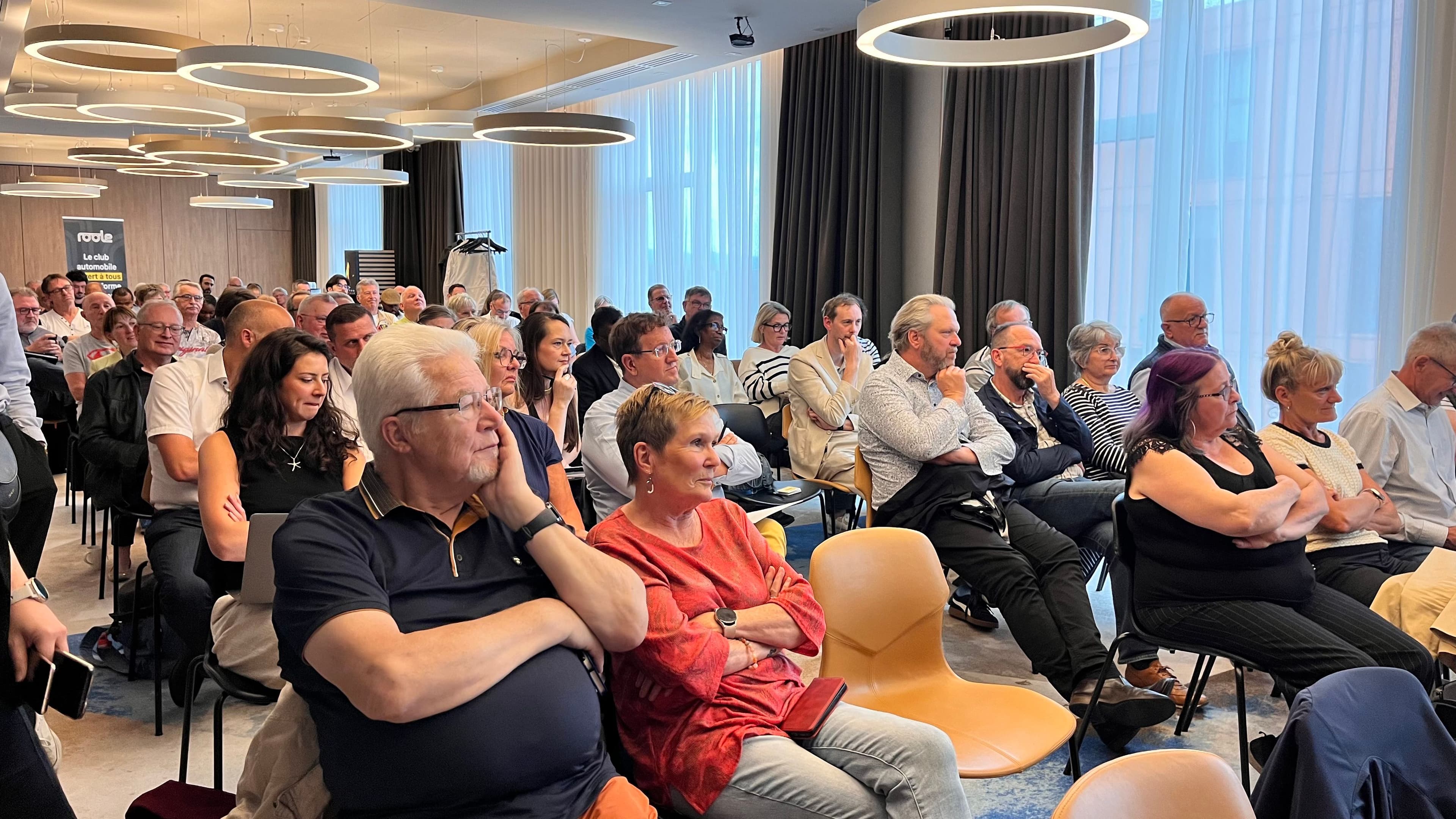Une centaine d'automobilistes sont venus assister à une table ronde sur l'avenir des mobilités urbaines organisée par Roole à Strasbourg le 12 juin 2026. ©Roole