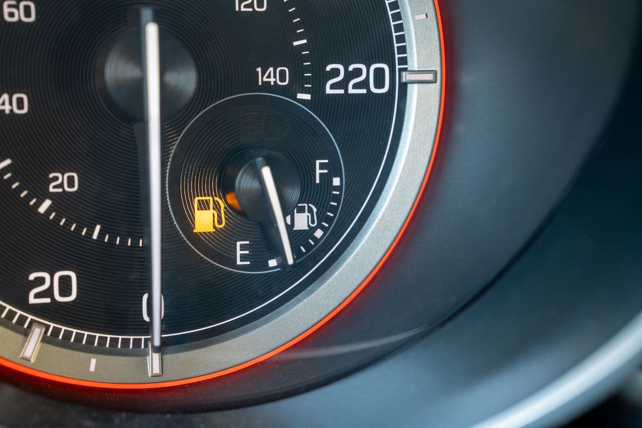 Un zoom sur l'état du carburant sur le tableau de bord.