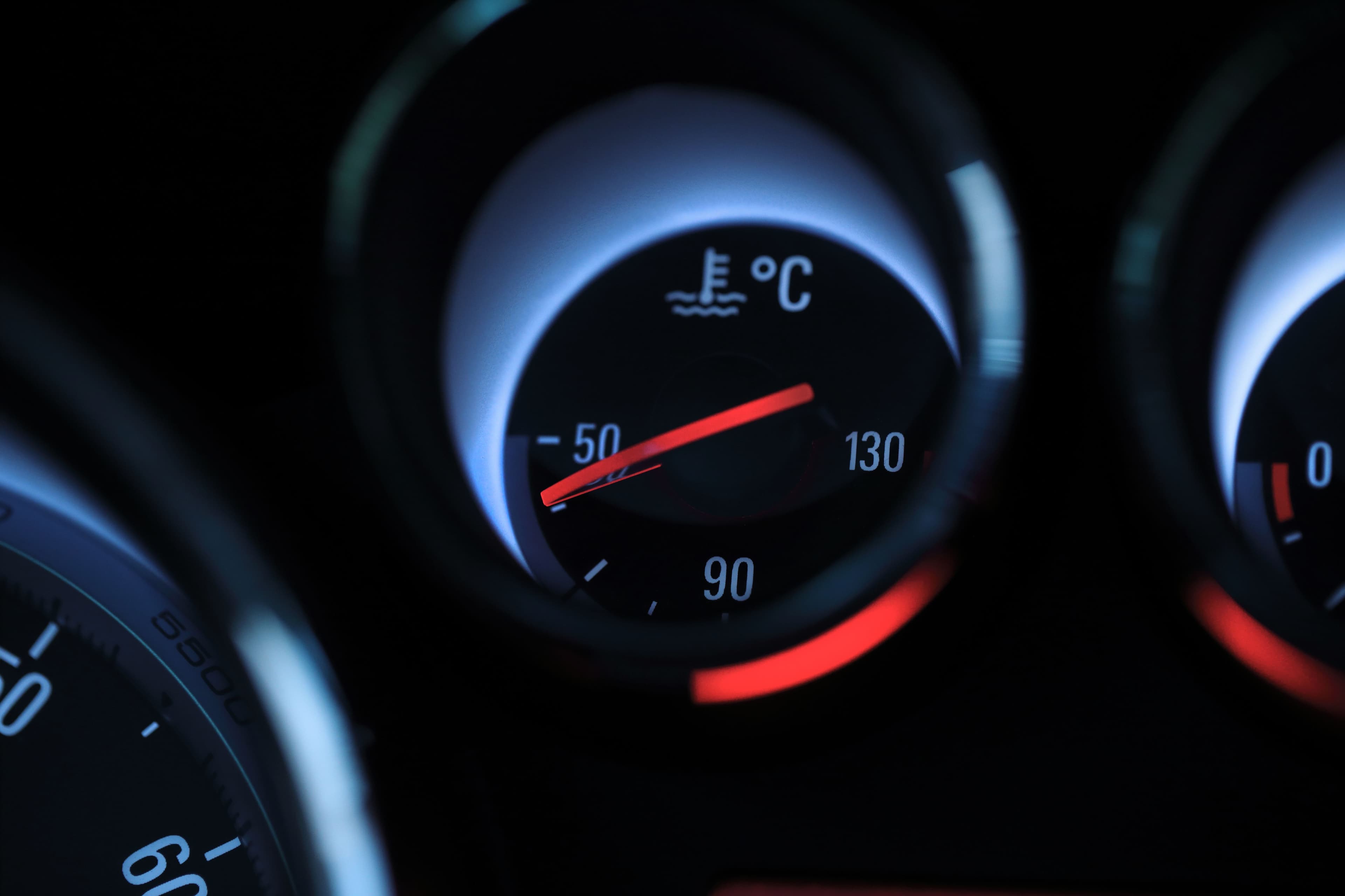 Témoin lumineux indiquant la température du moteur ©iStock