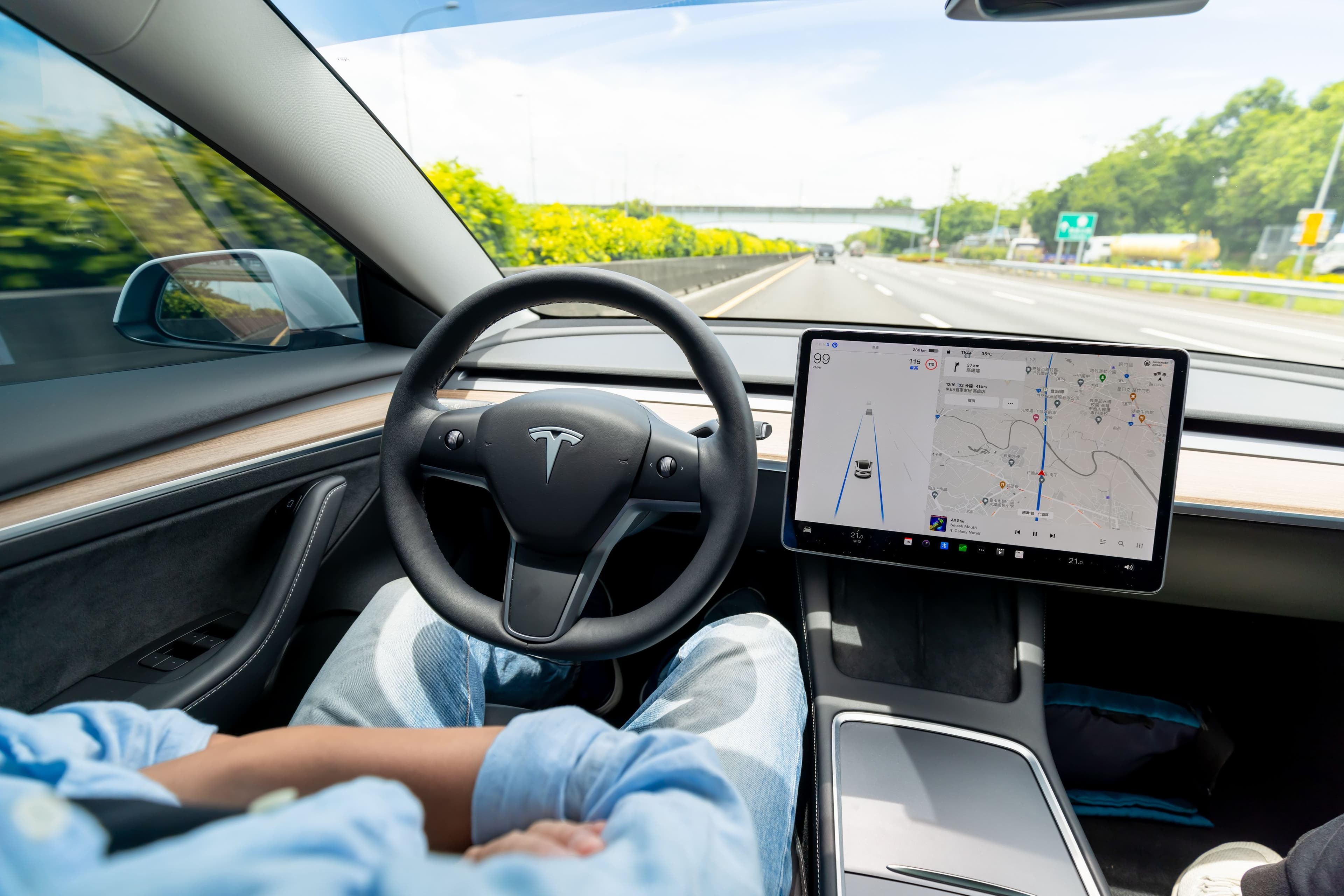 Une voiture en conduite autonome, sans que le conducteur ne touche le volant.