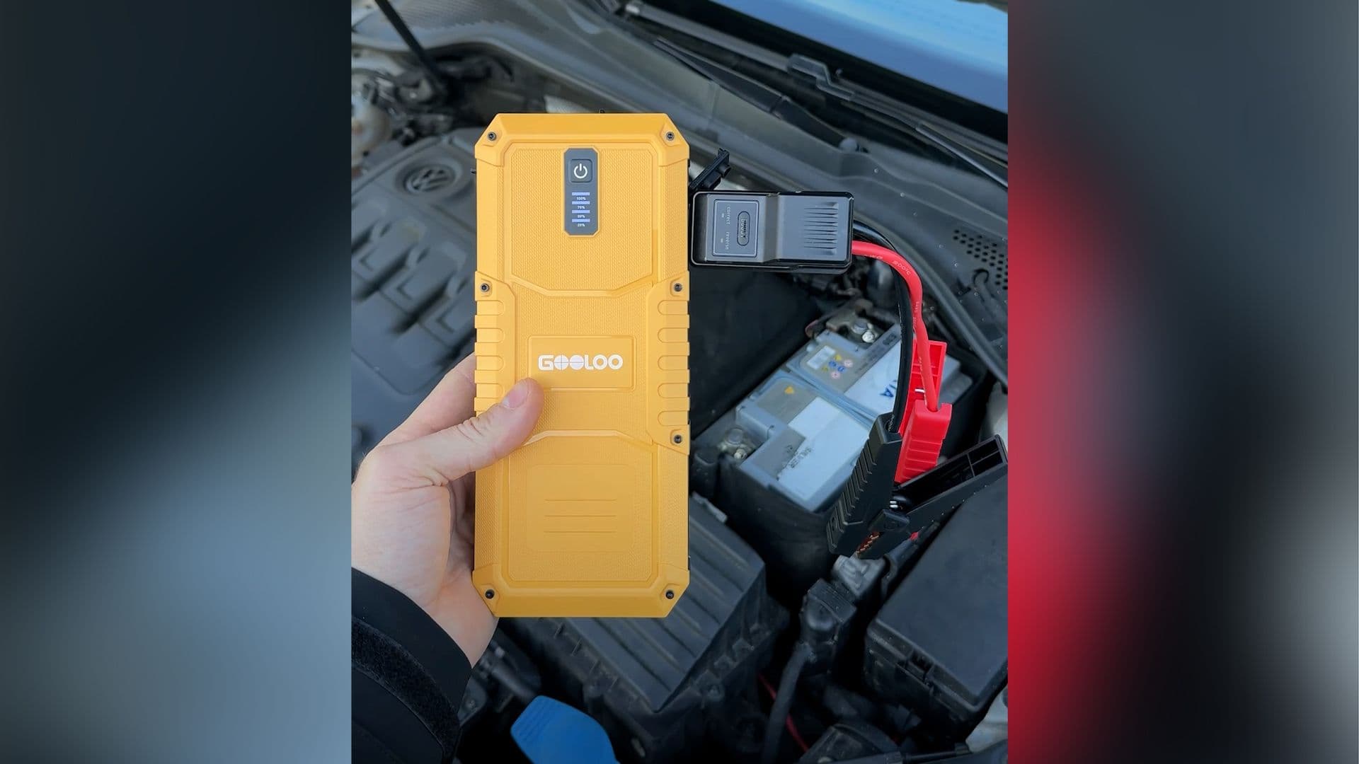 Un booster branché à la batterie dans le capot d'une voiture