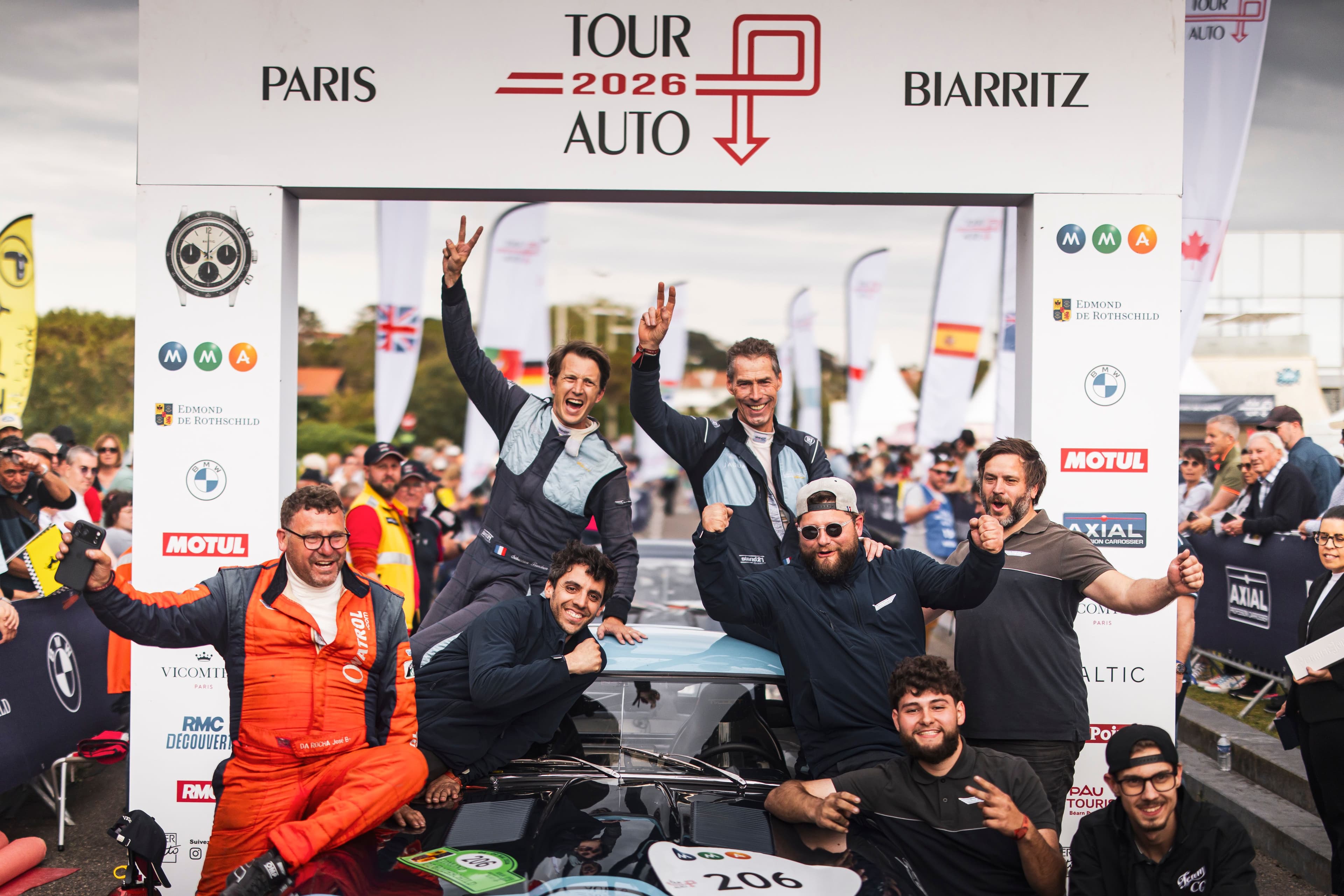 Les gagnants du Tour Auto 2026 à l'arrivée du rallye à Biarritz le 9 mai 2026