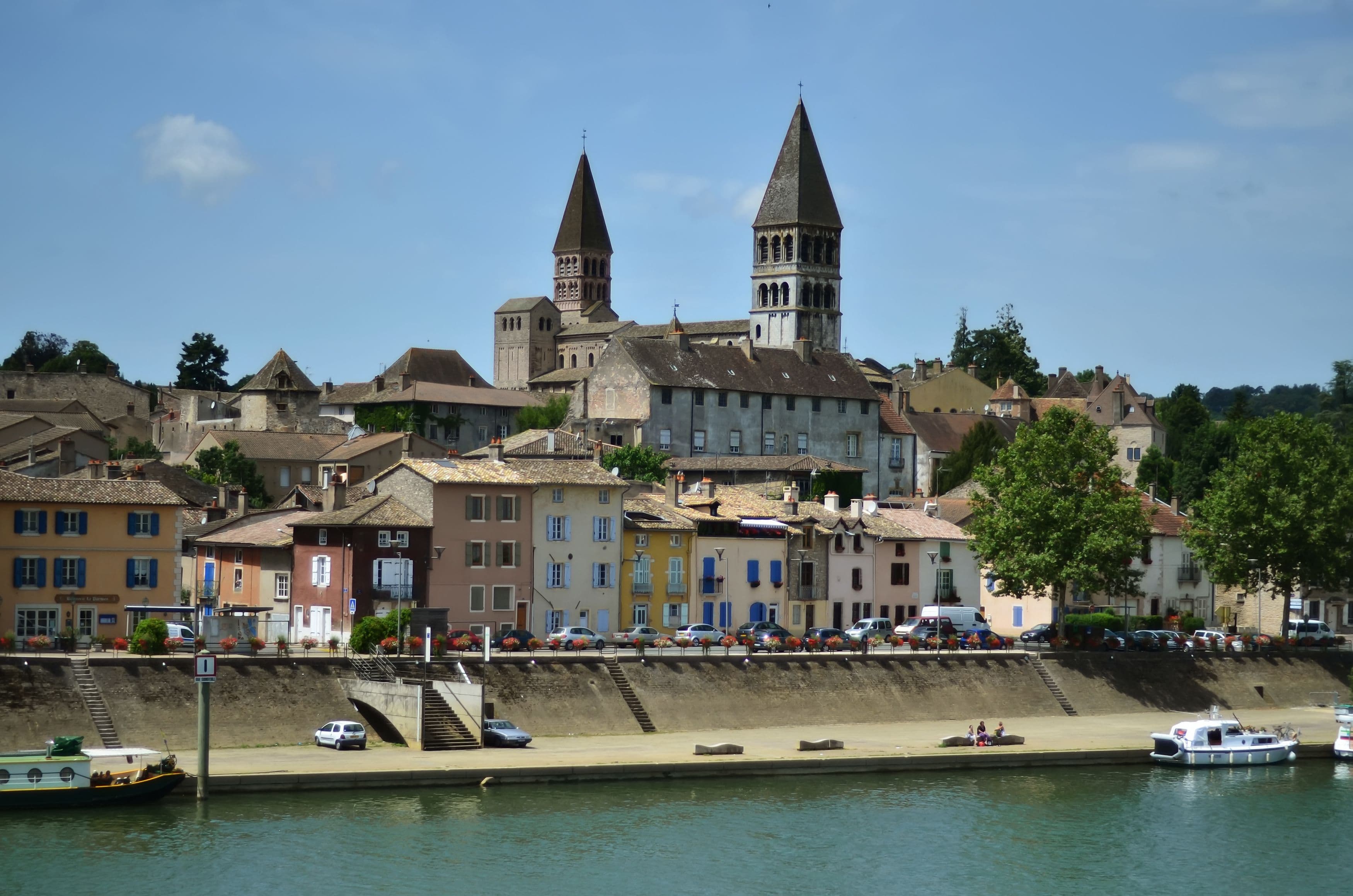 Tournus et ses quais de Saône © maroznc