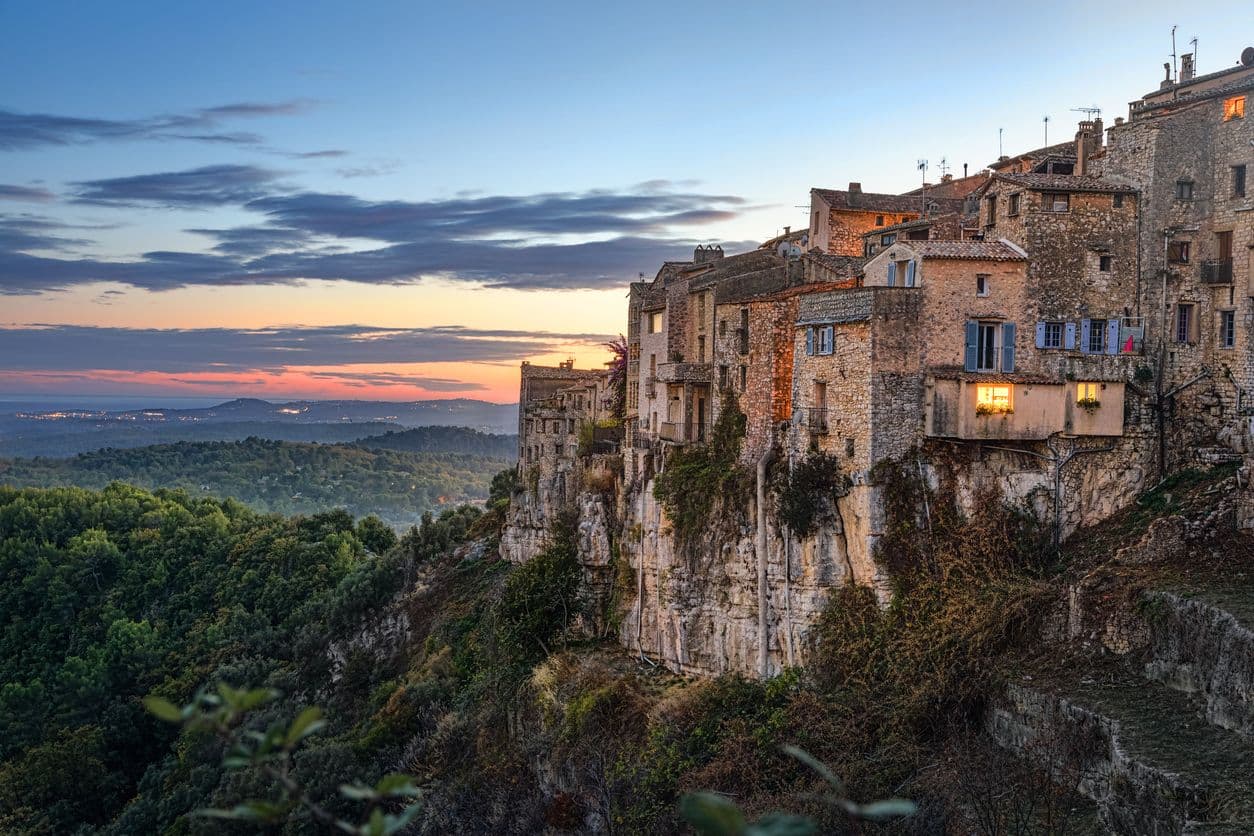 Le cadre scénique du village de Tourrettes-sur-Loup ©bbsferrari - IStock