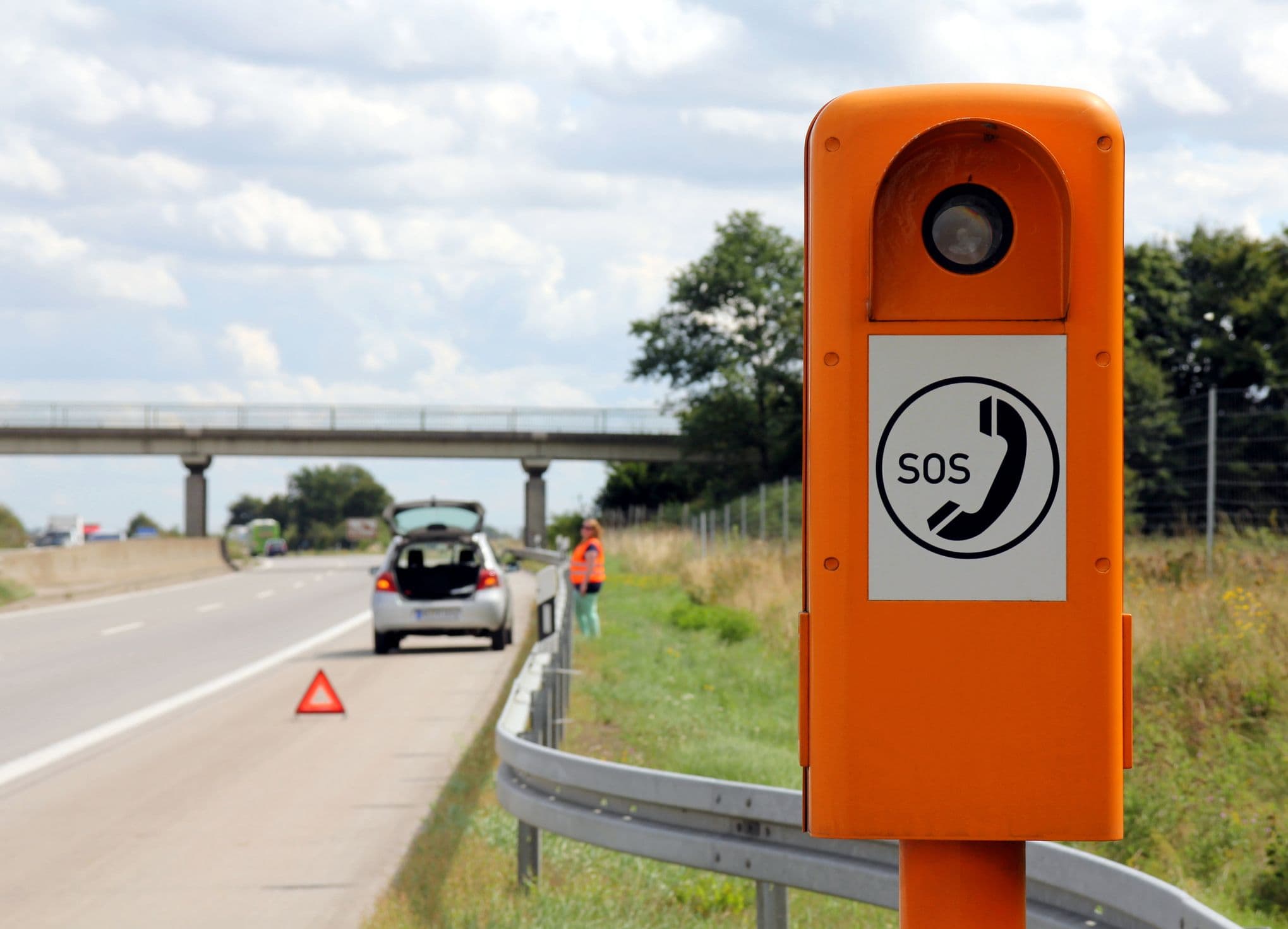 Une borne d’appel d’urgence située sur une voie express. ©iStock