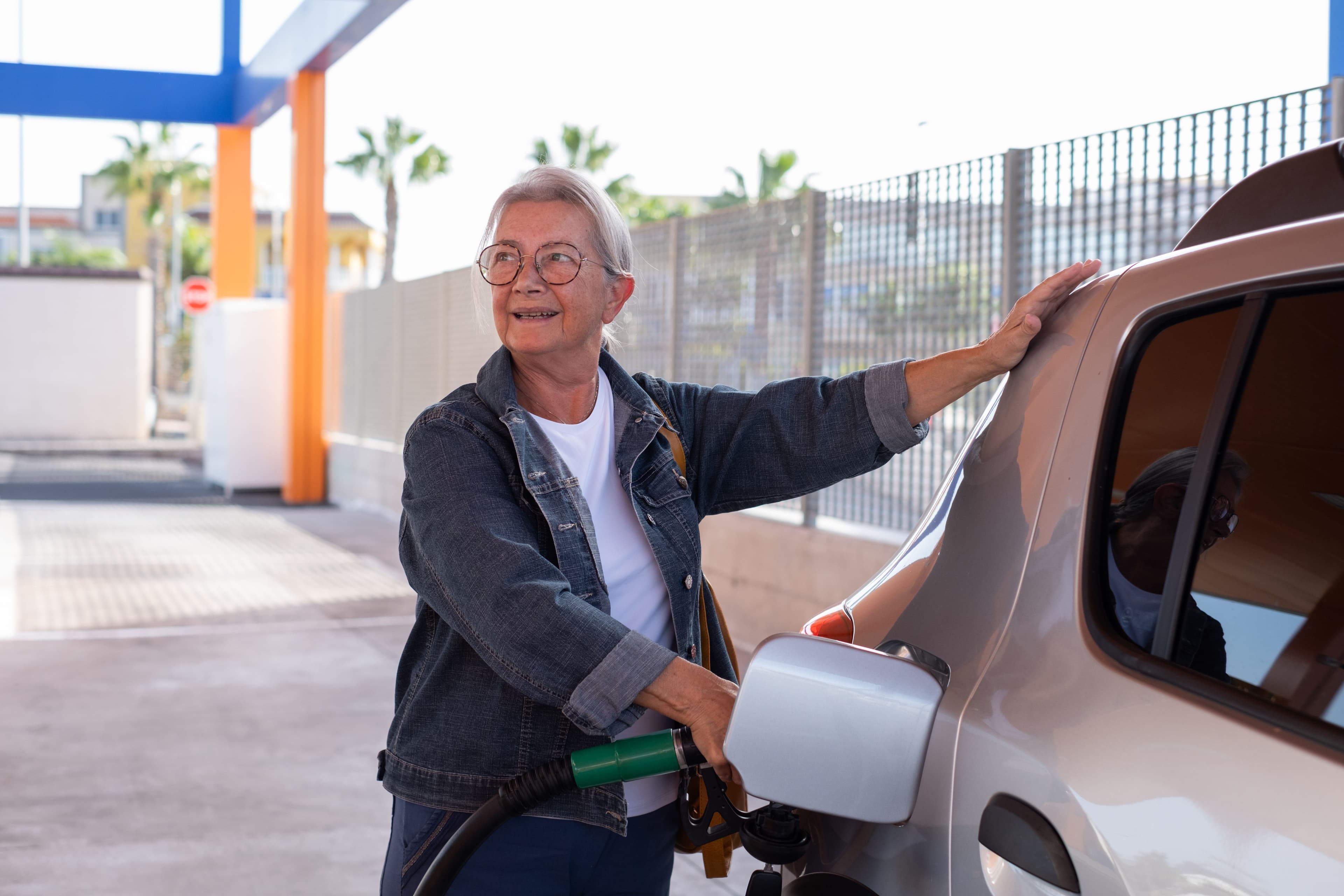 Une femme faisant son plein de carburant.