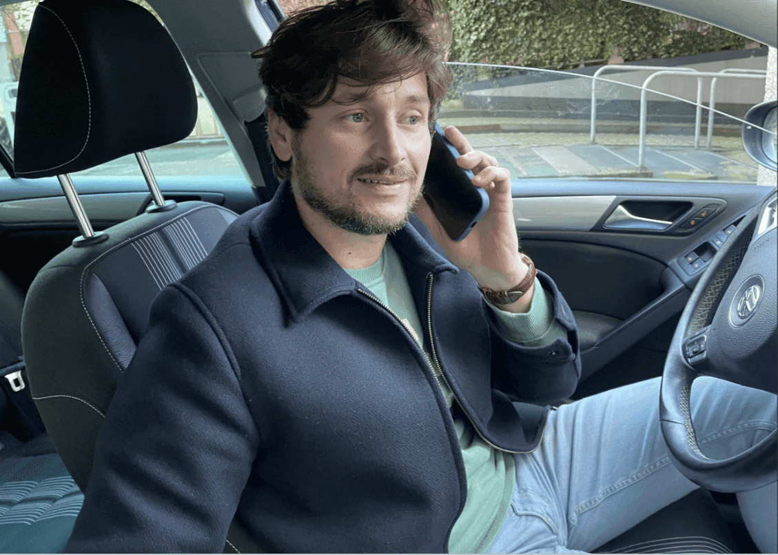Un automobiliste stationné téléphone au volant