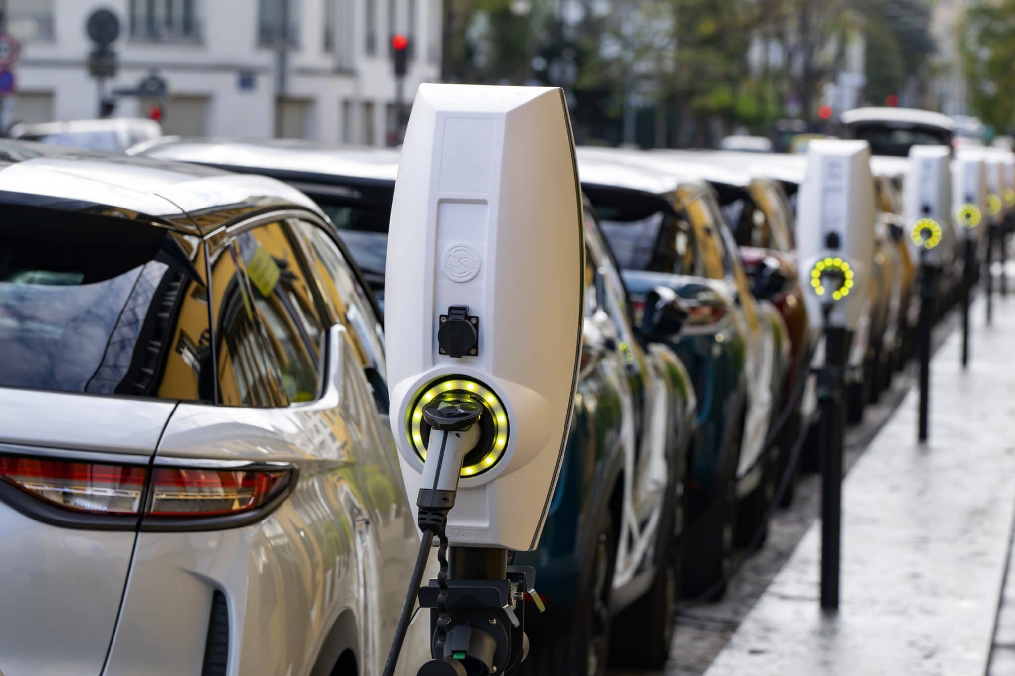 Voitures électriques : à Paris, ces bornes de recharge viennent