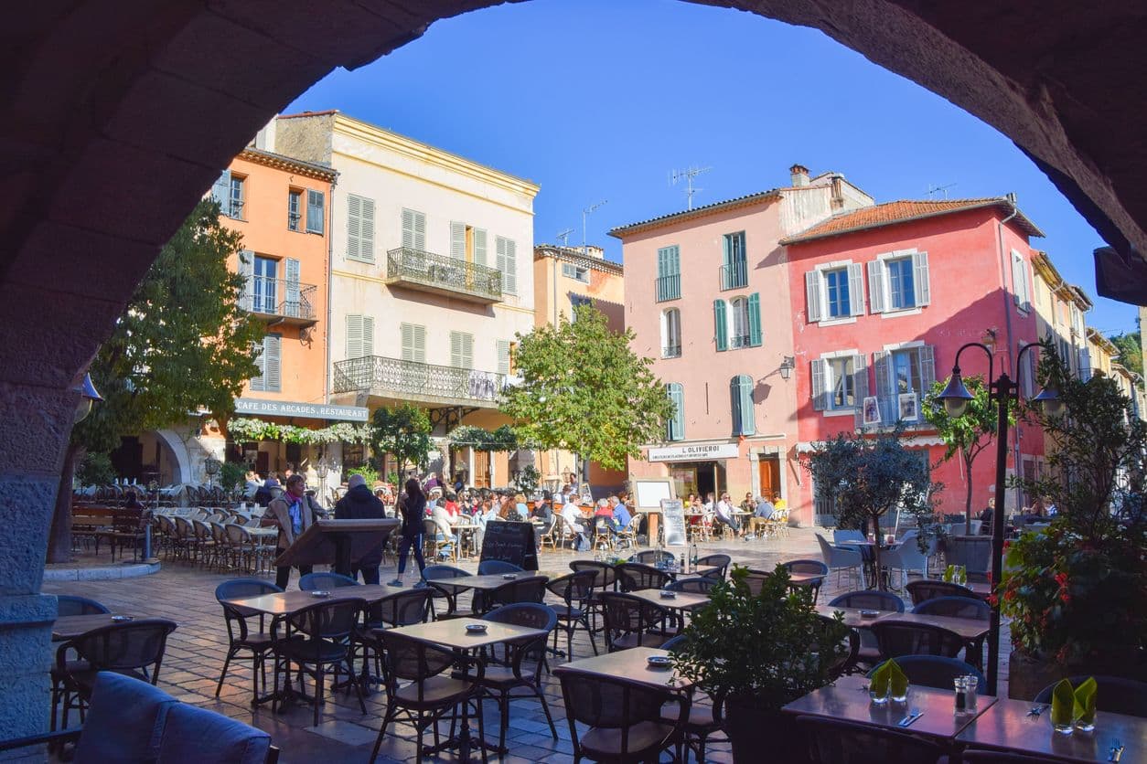 Le charme provençal se retrouve à Valbonne ©VV Shots - IStock