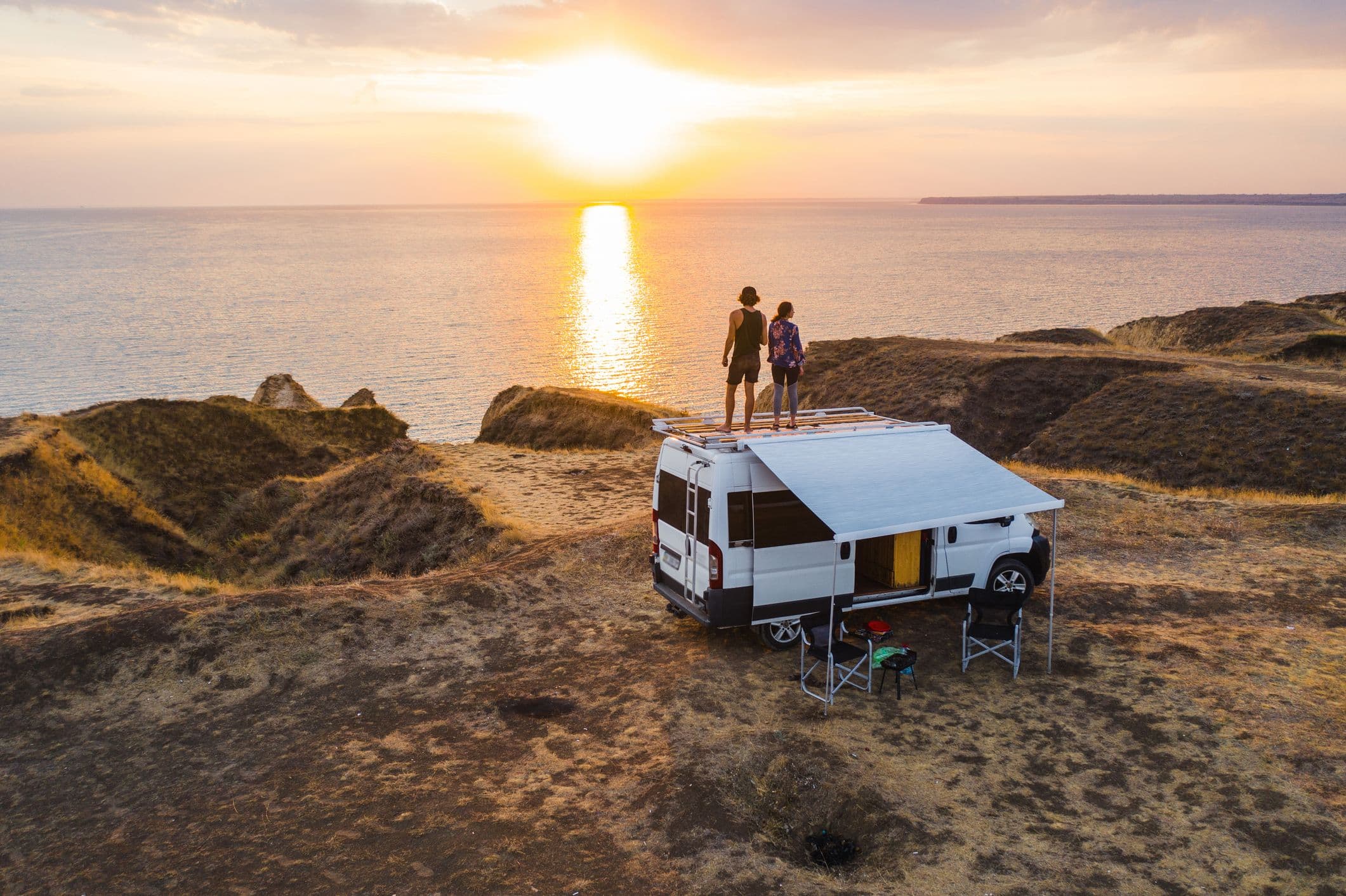 Un van garé pour la nuit avec vue sur la mer