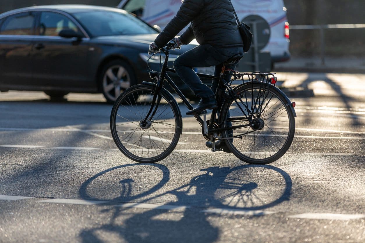 Vélo sur route entouré de voiture