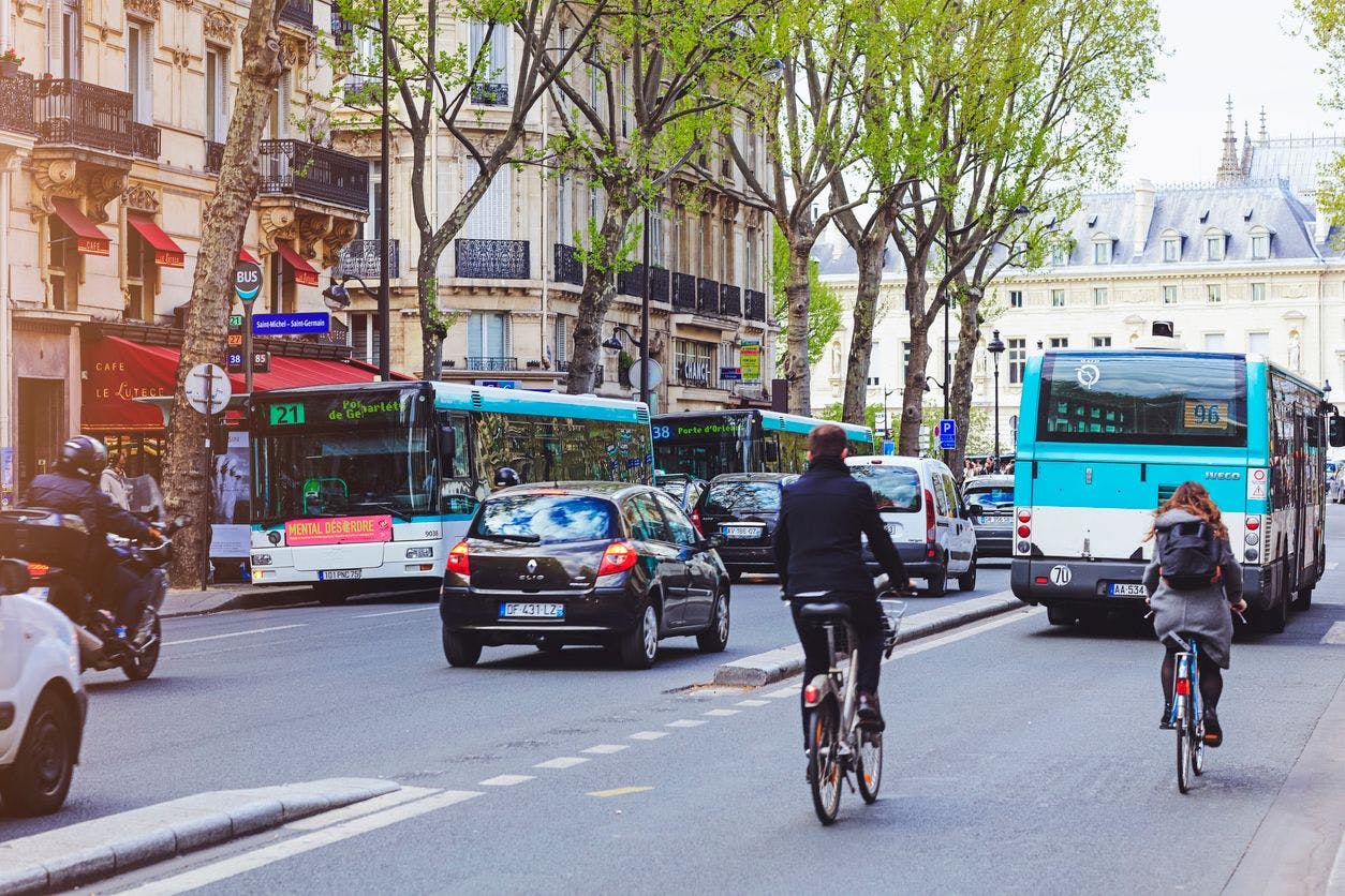 Des cyclistes circulent sur la voie de bus à Paris
