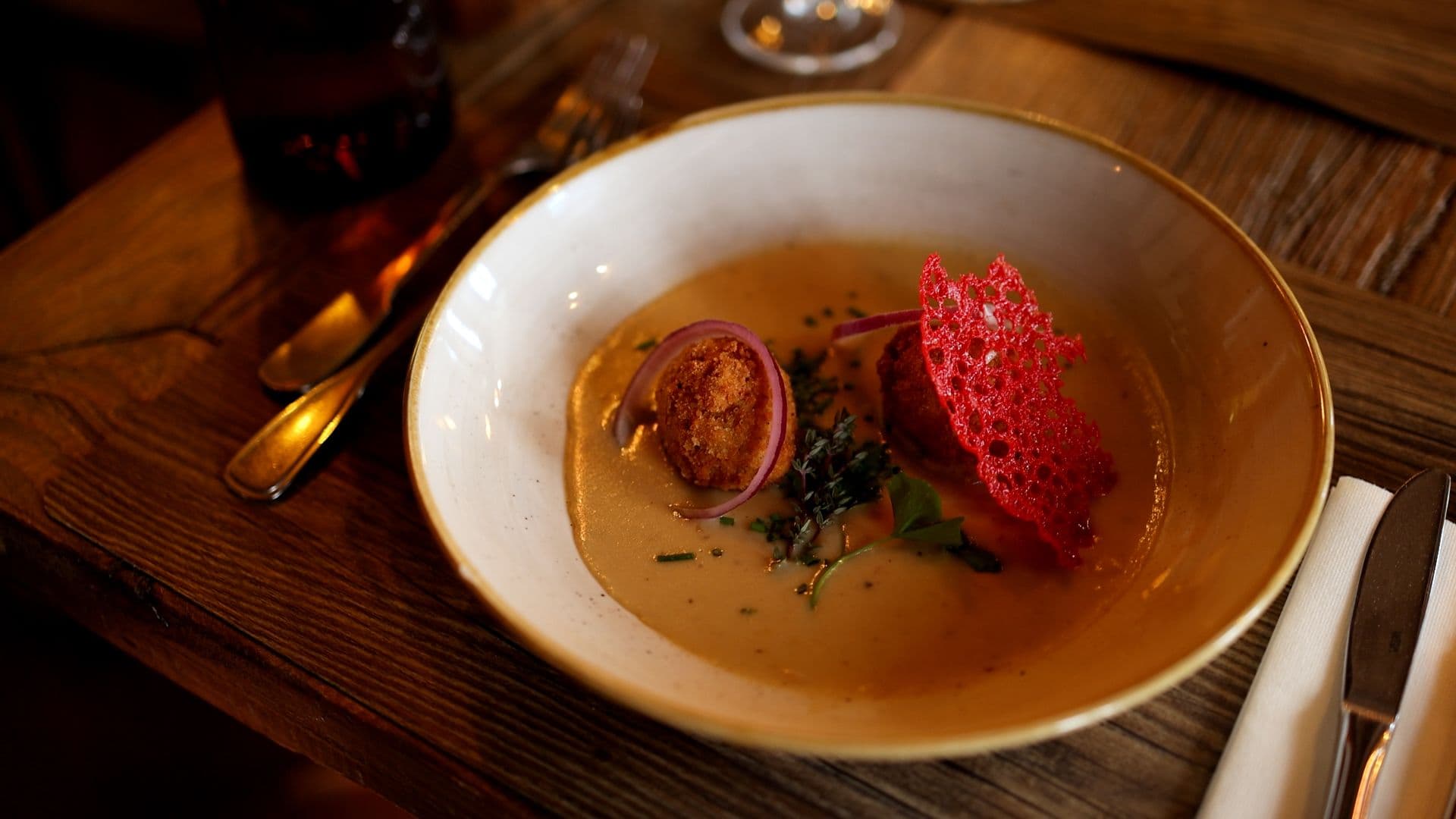 Velouté d'oignons, arancini au comté et chorizo à La Vieille Auberge ©Chartrons Production