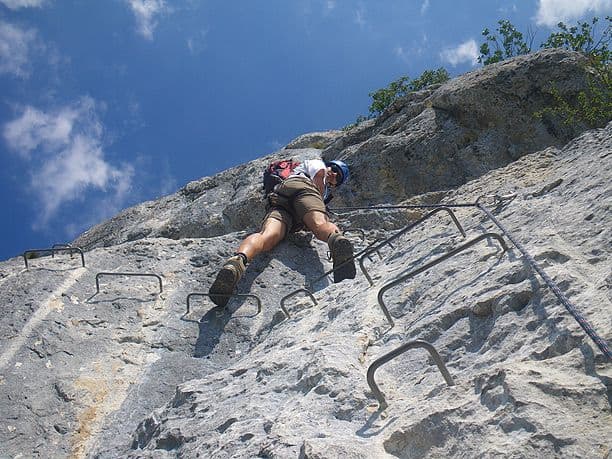 Ascension d'une falaise en Via Corda