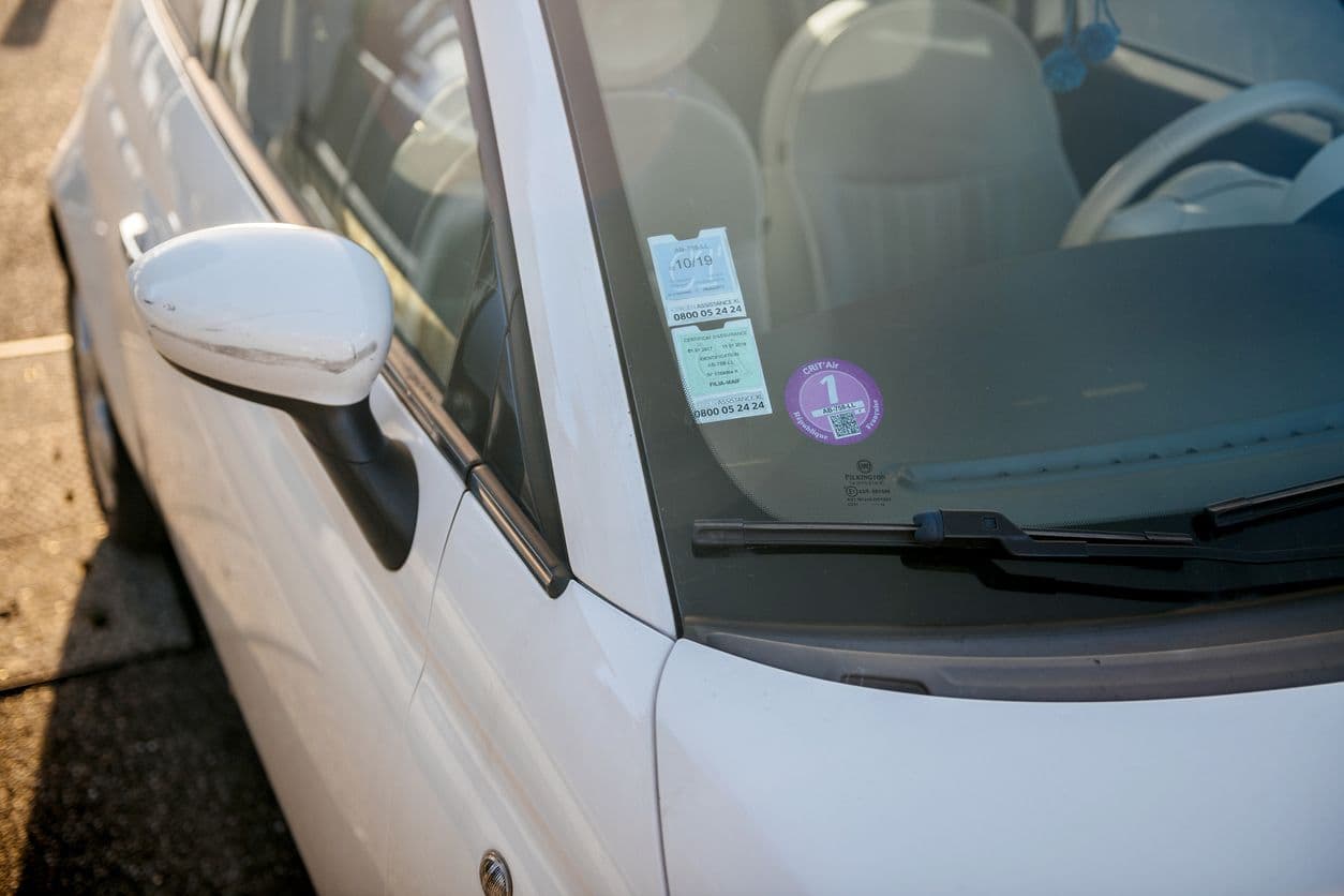 Voiture avec une vignette Crit'Air 1