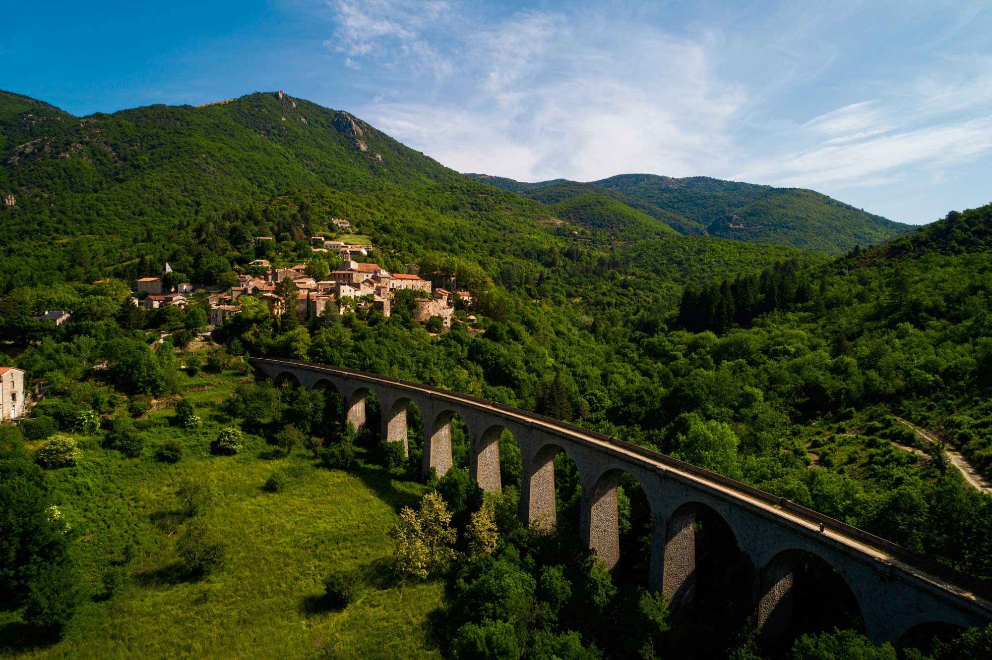 Le village d'Aumessas lové au coeur de la nature © Gard Tourisme