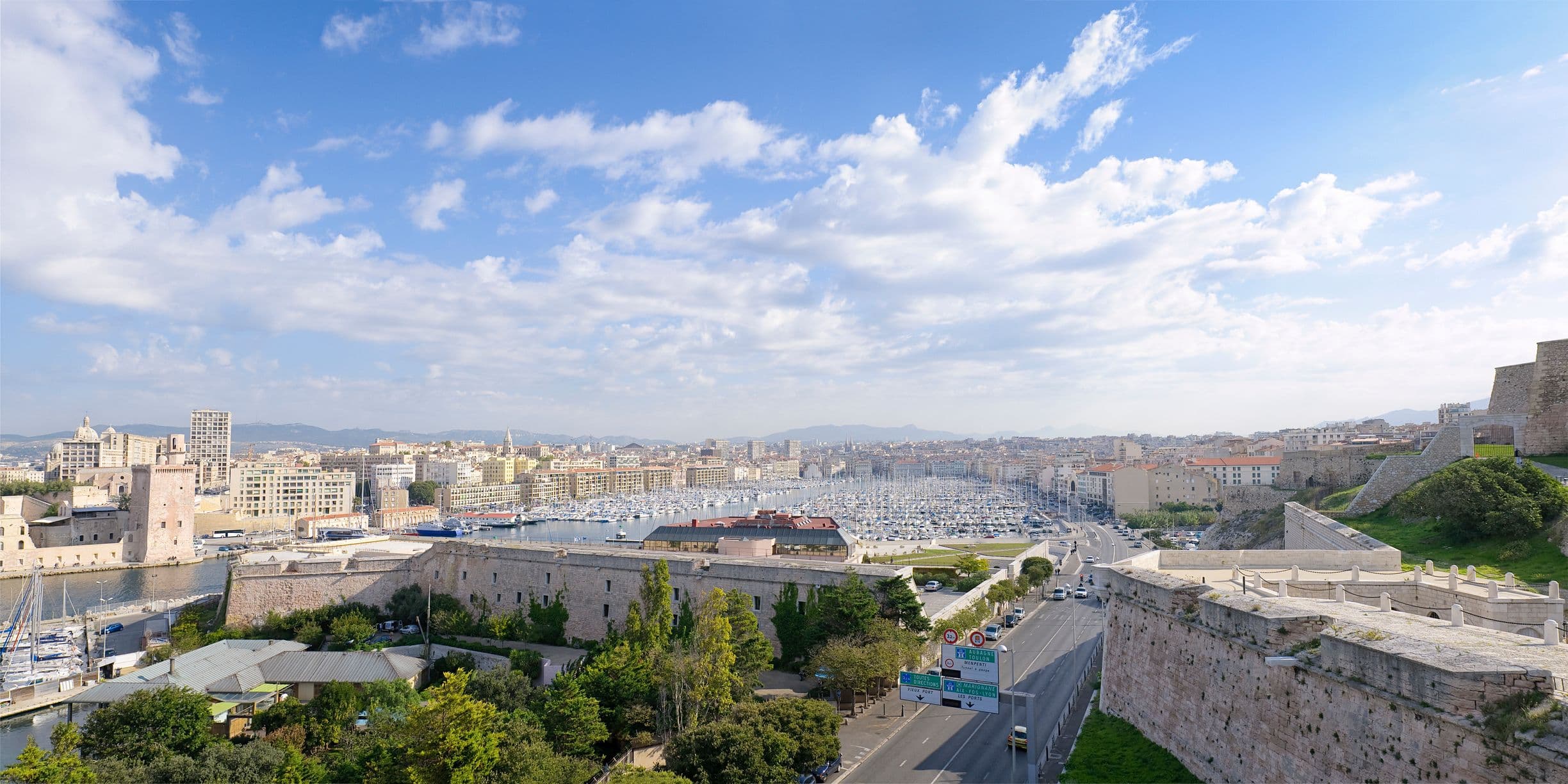 Vue aérienne sur le vieux port de Marseille