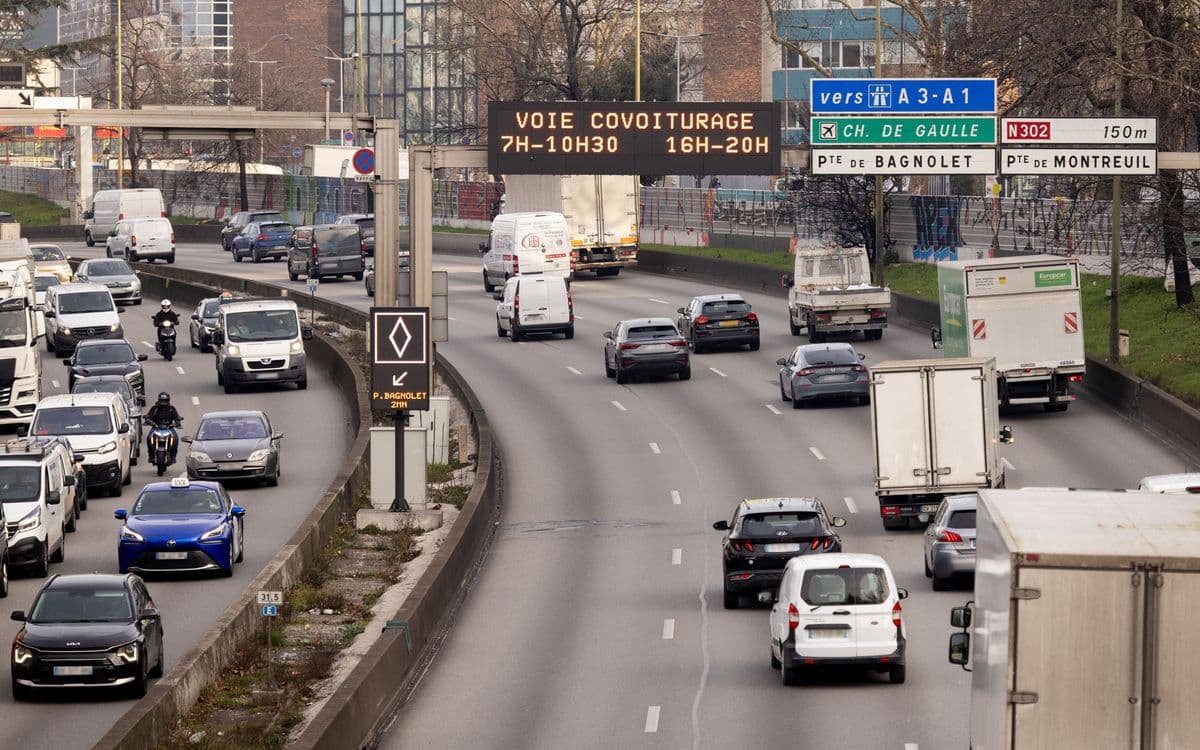 Périphérique parisien avec un zoom sur la voie de covoiturage.