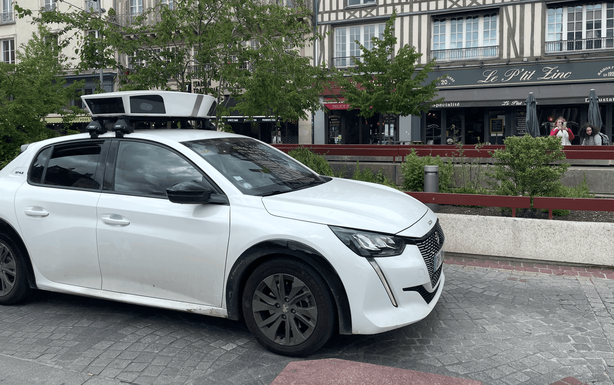 La voiture LAPI circule à Rouen.