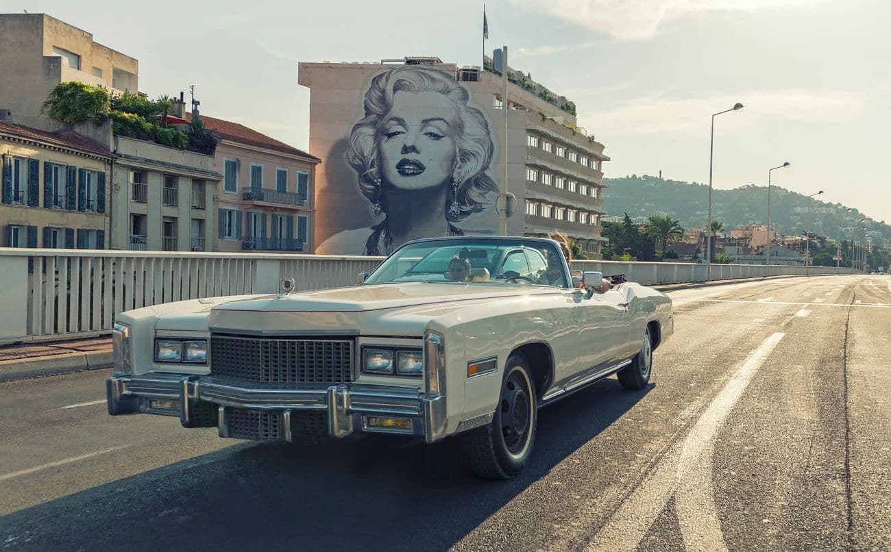 Une voiture de collection roulant sur le Boulevard d'Alsace, à Cannes, sur la Côte d'Azur.