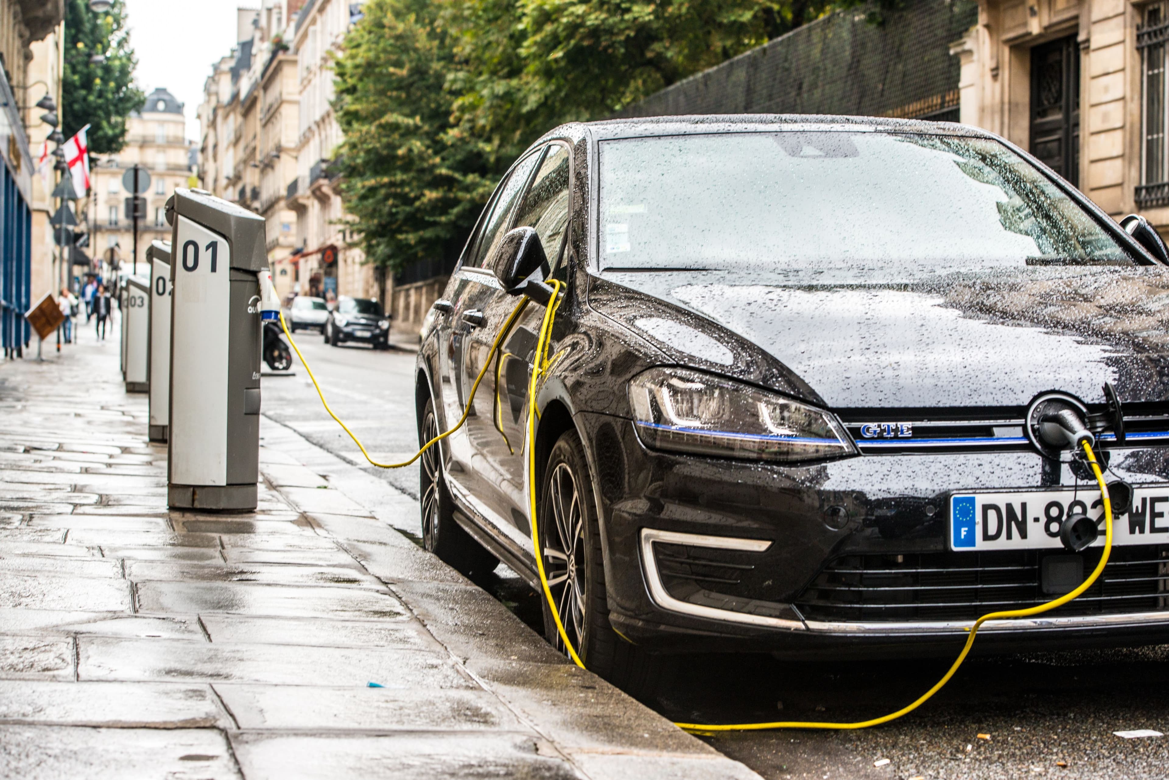 Voiture électrique branchée.