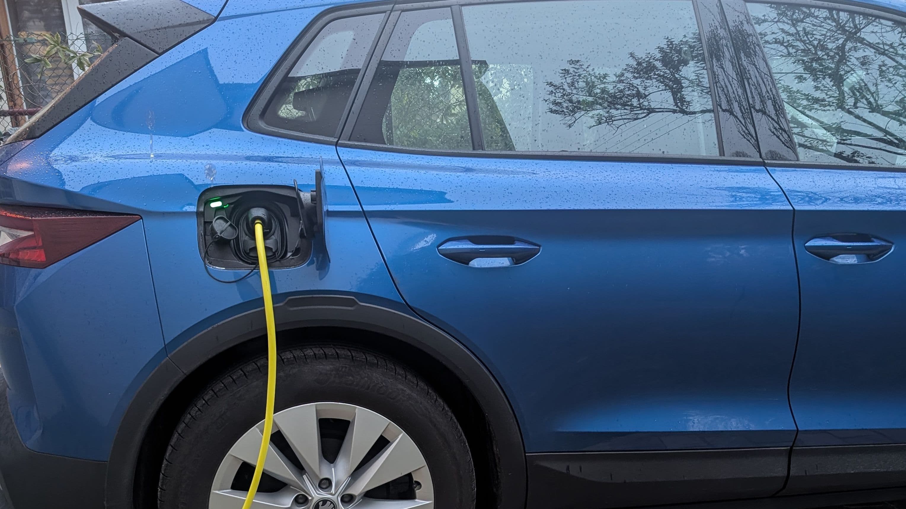 Une voiture électrique en cours de chargement. 