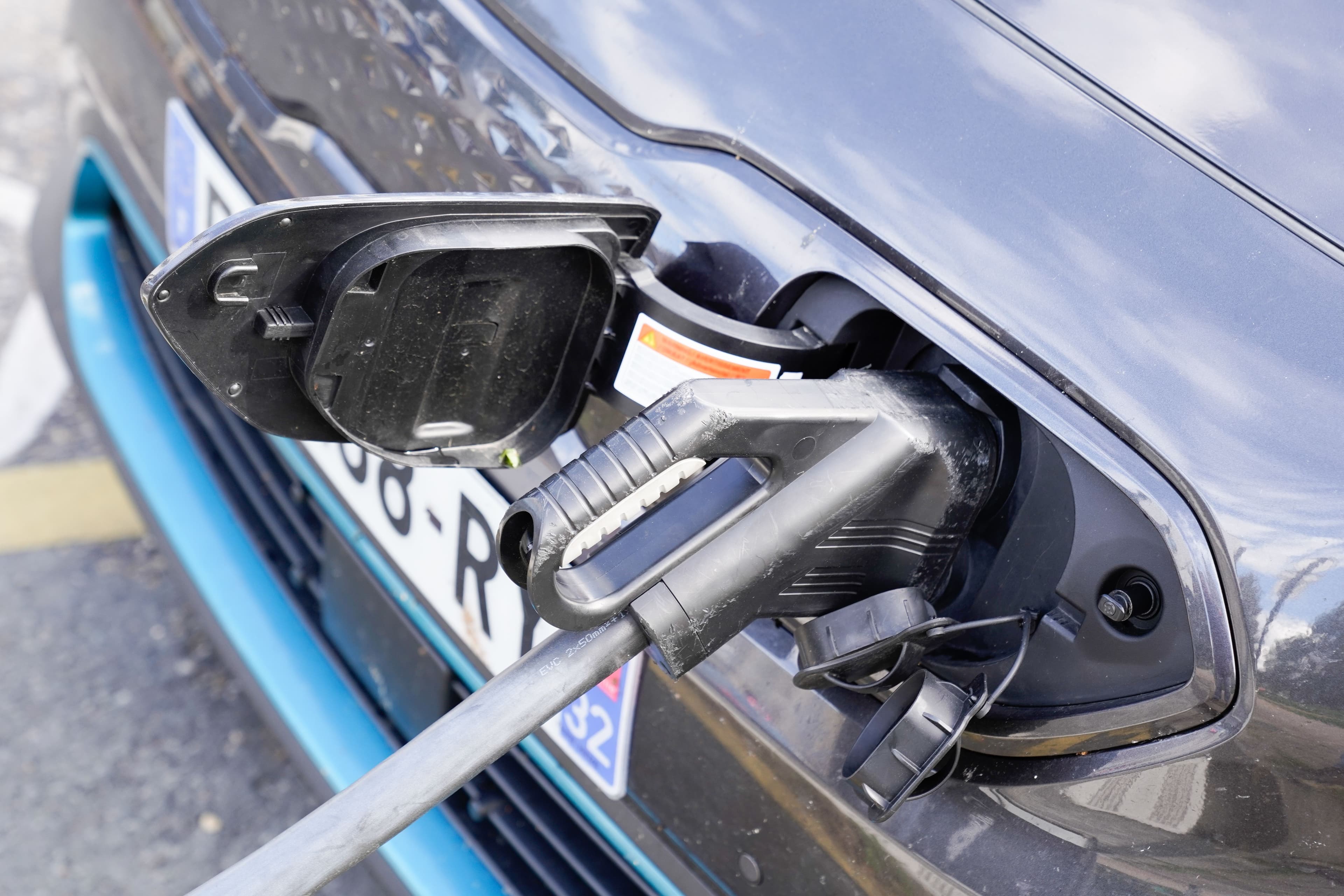 Voiture électrique branchée sur une prise en France.