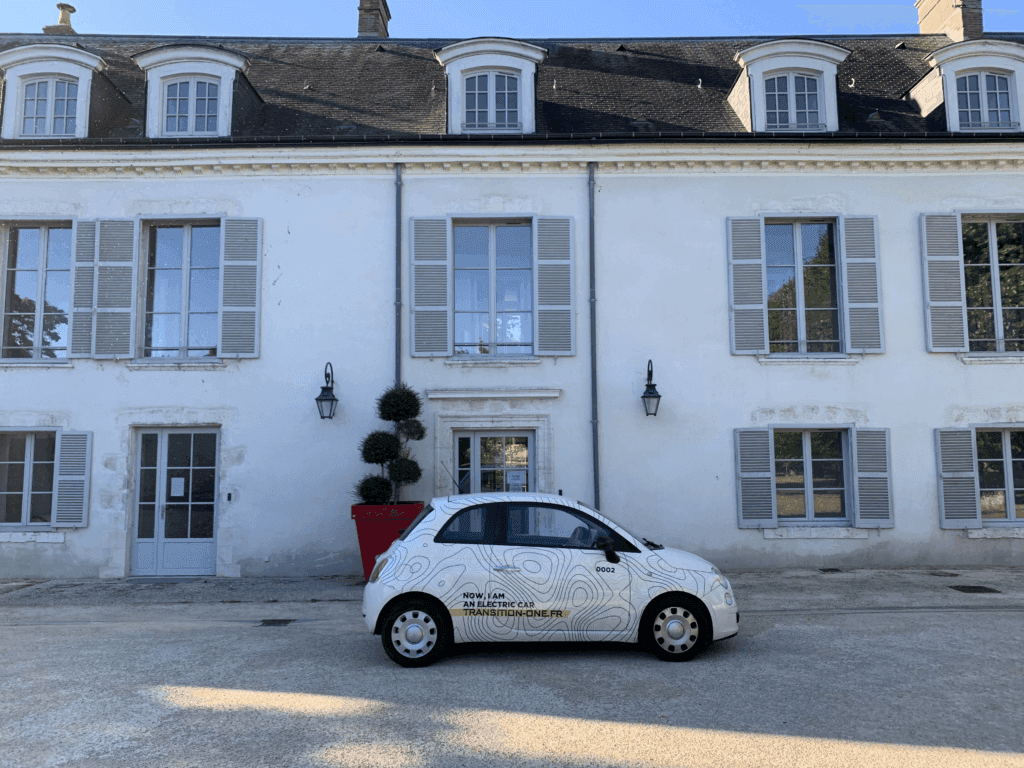 Une voiture rétrofitée Transition One devant un bâtiment