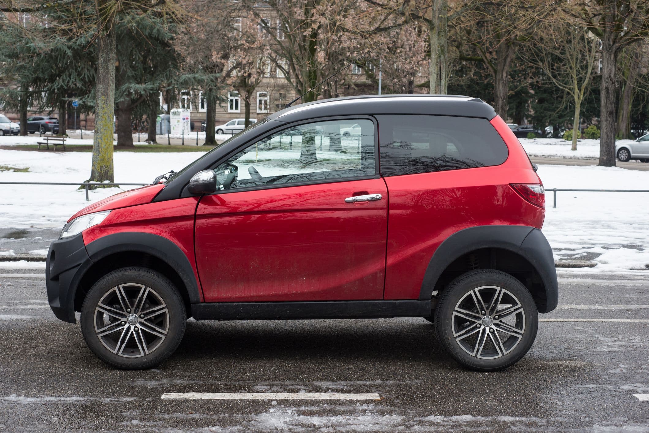 Voiture sans permis Aixam stationnée à Strasbourg en janvier 2021 ©iStock