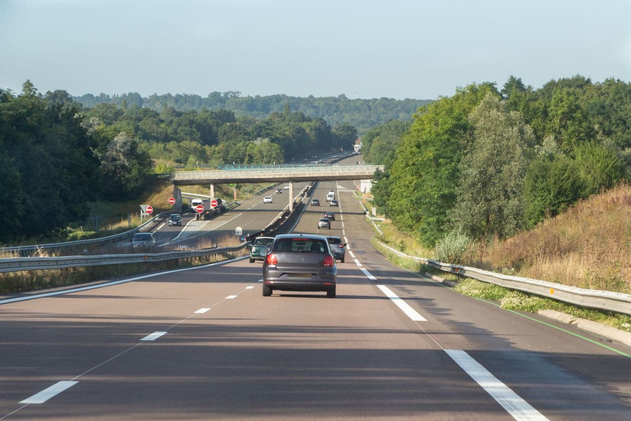 Voiture qui roule sur l'autoroute. 