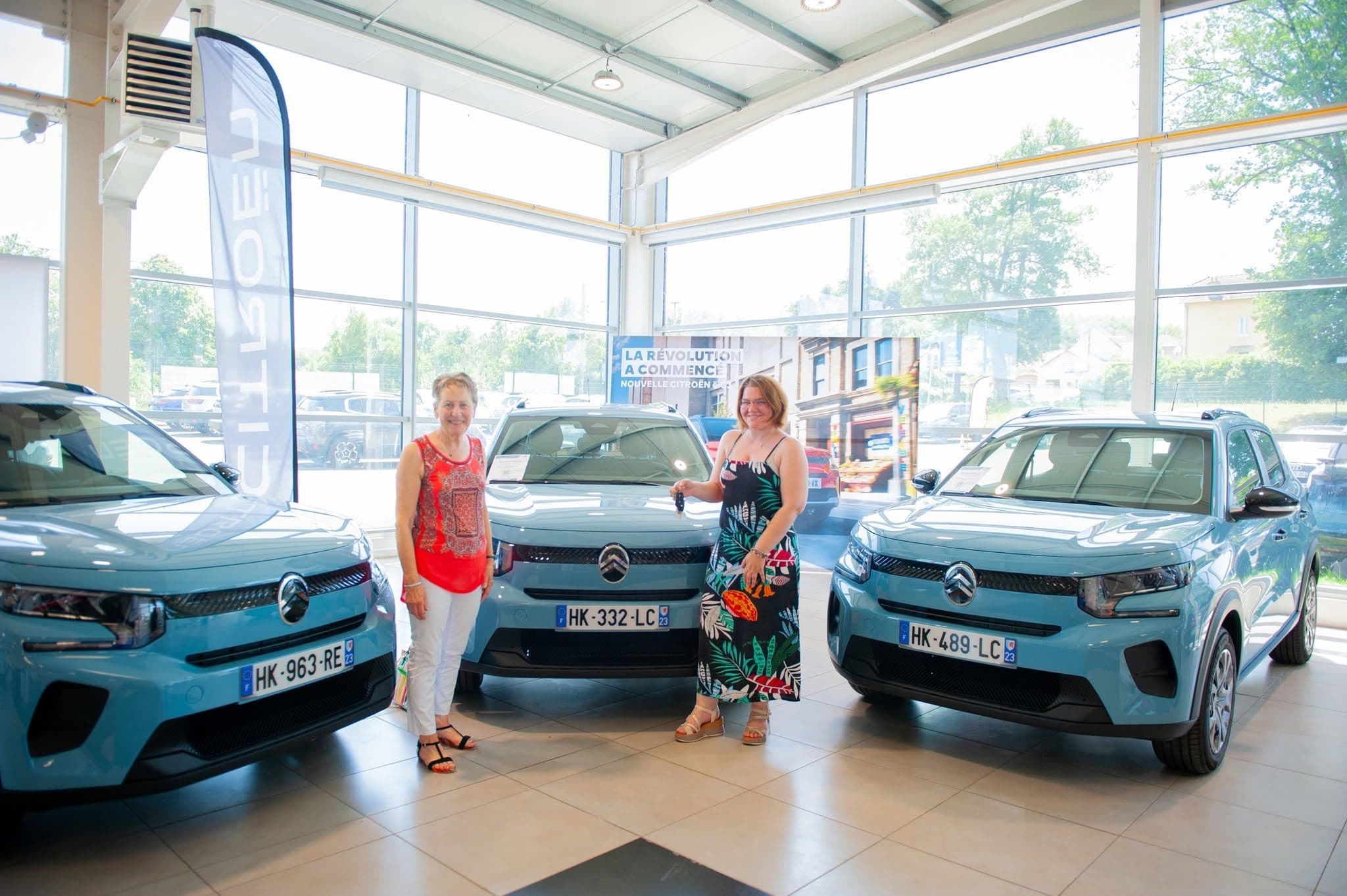 Les représentantes de structures d'aide à domicile lors de la cérémonie de remise des clés de véhicules électriques financés par le Département de la Creuse à la à la concession Citroën de Guéret, le 28 mai dernier