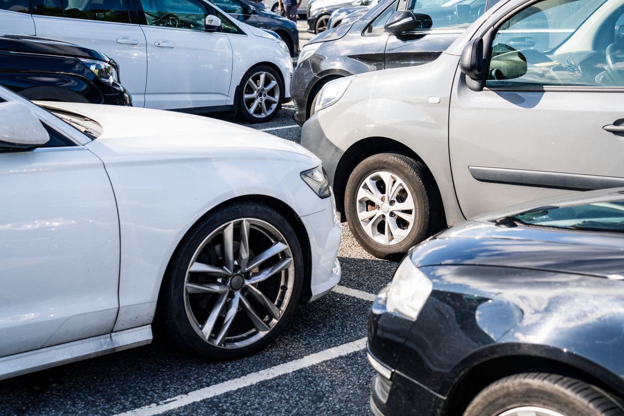 Voitures garées sur un parking