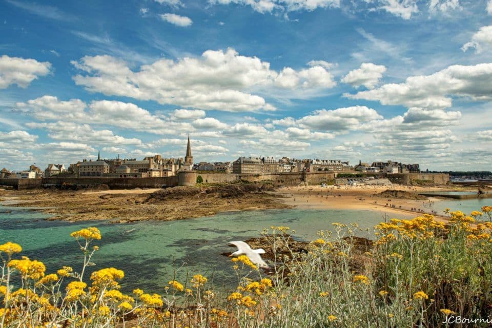 Vue sur Saint-Malo intra-muros de l'îlot du Grand Bé. ©Jean-Claude Bourniche