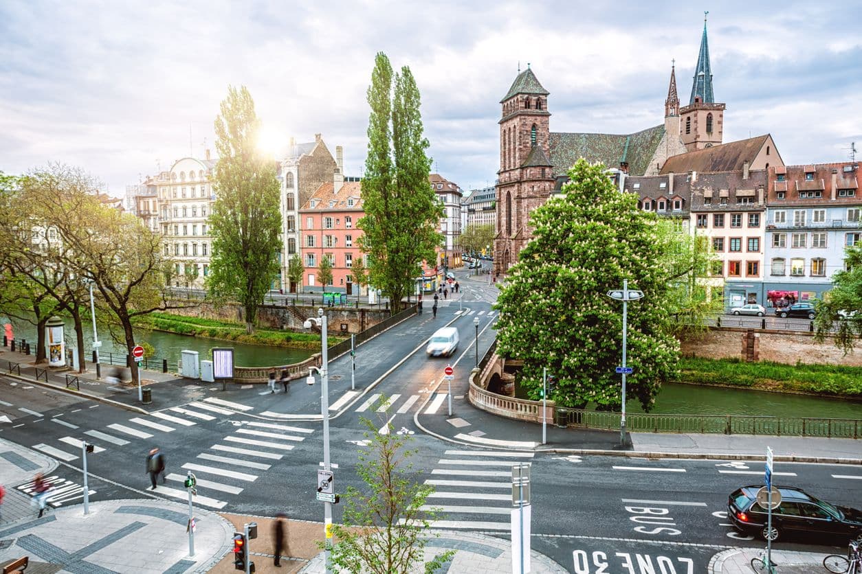 Carrefour dans la ville de Strasbourg, qui fait partie de la ZFE de l'Eurométropole