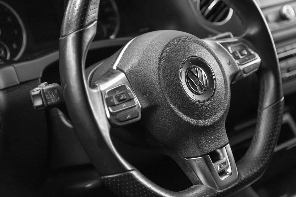 Zoom sur volant noir volkswagen avec régulateur de vitesse à gauche