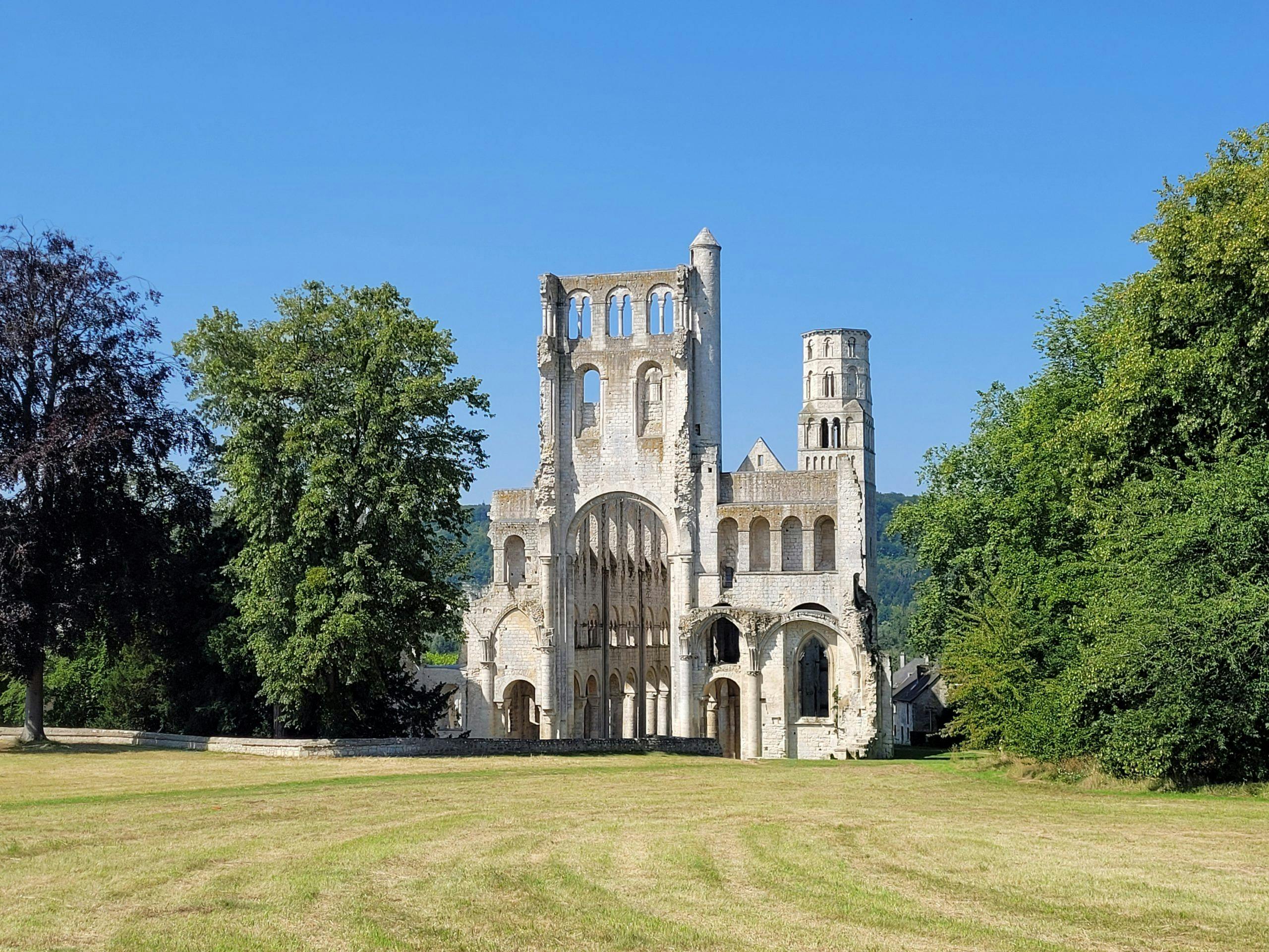 Majestueuse et onirique l'abbaye de Jumièges est un momument sans pareil avec ses immenses tours blanches à ciel ouvert. ©Abbaye de Jumièges.