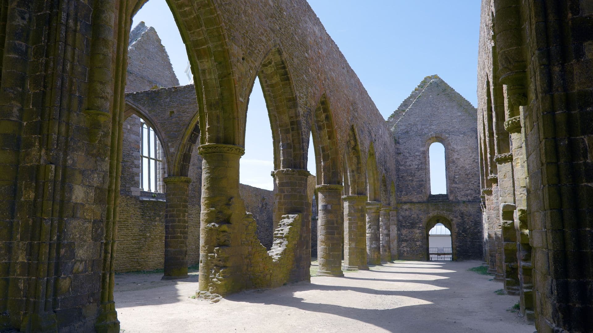 Les ruines de l'abbaye donnent un charme inégalable au phare Saint-Mathieu. ©Roole