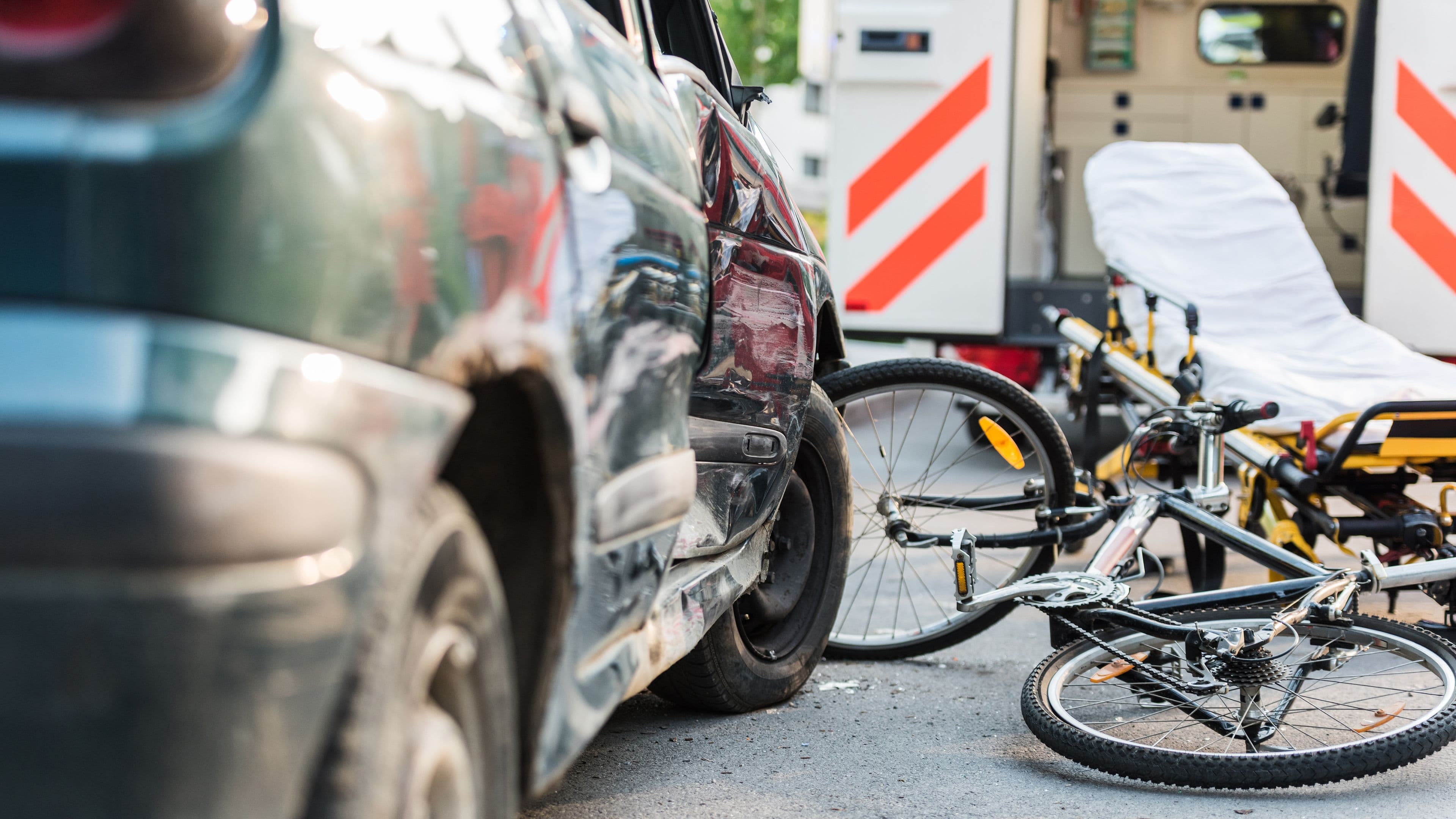 Une photo de lieu où il y a eu un accident entre une voiture et un vélo pour illustrer notre quiz sur les gestes de premiers secours