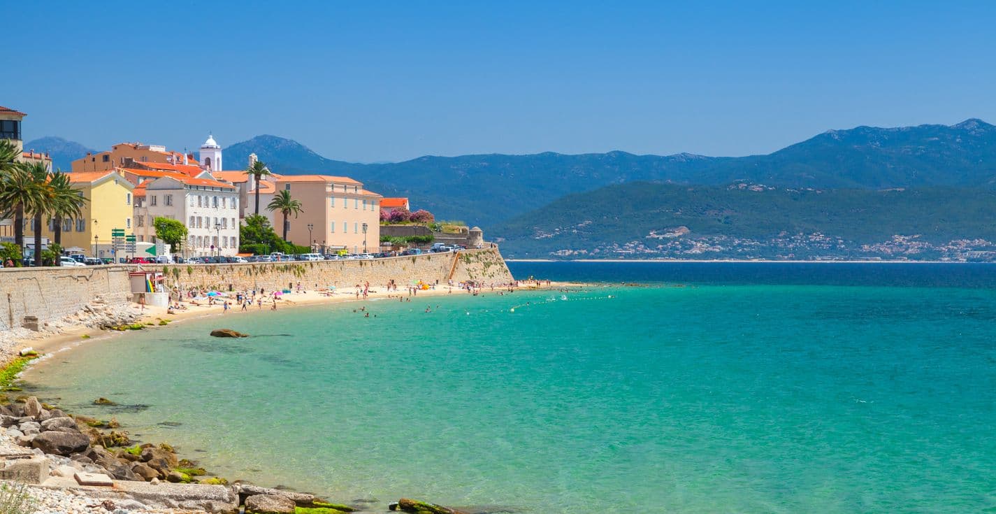 Eaux turquoise et ville ensoleillée : la douceur de vivre hivernale d'Ajaccio. ©eugenesergeev